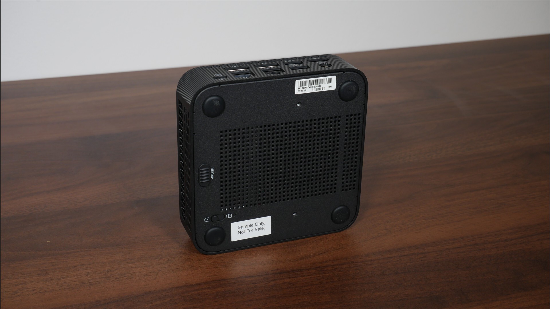 ASUS ExpertCenter PN54-S1 Aesthetics (Bottom)