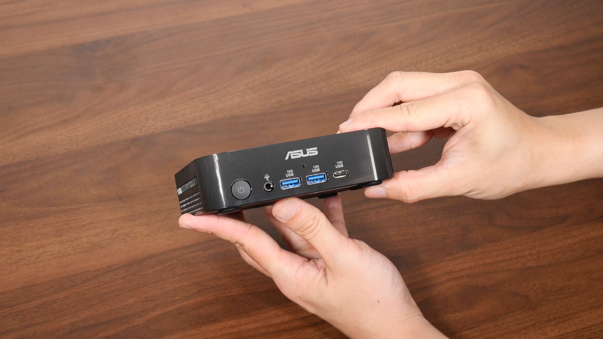 ASUS ExpertCenter PN54-S1 Aesthetics (Side)