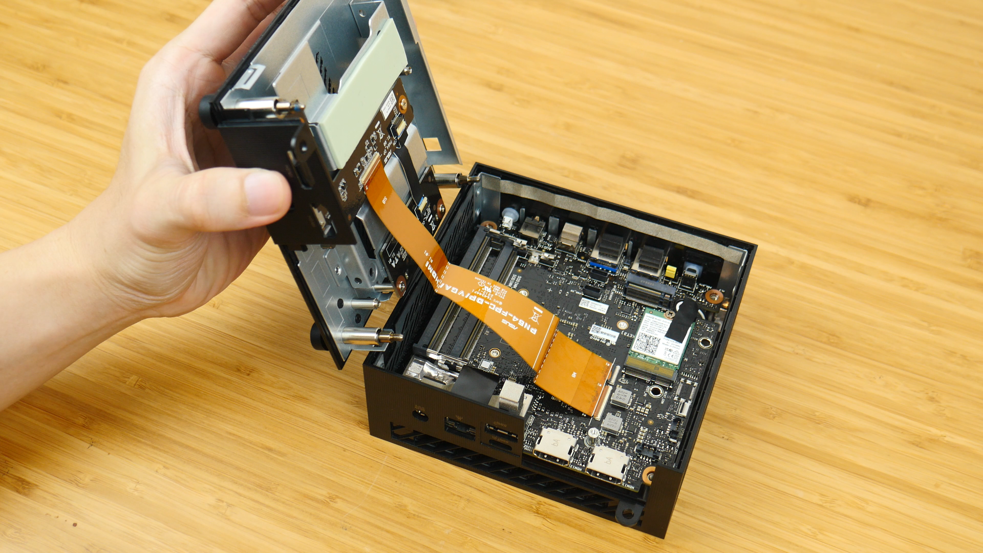 ASUS ExpertCenter PN64 Internals