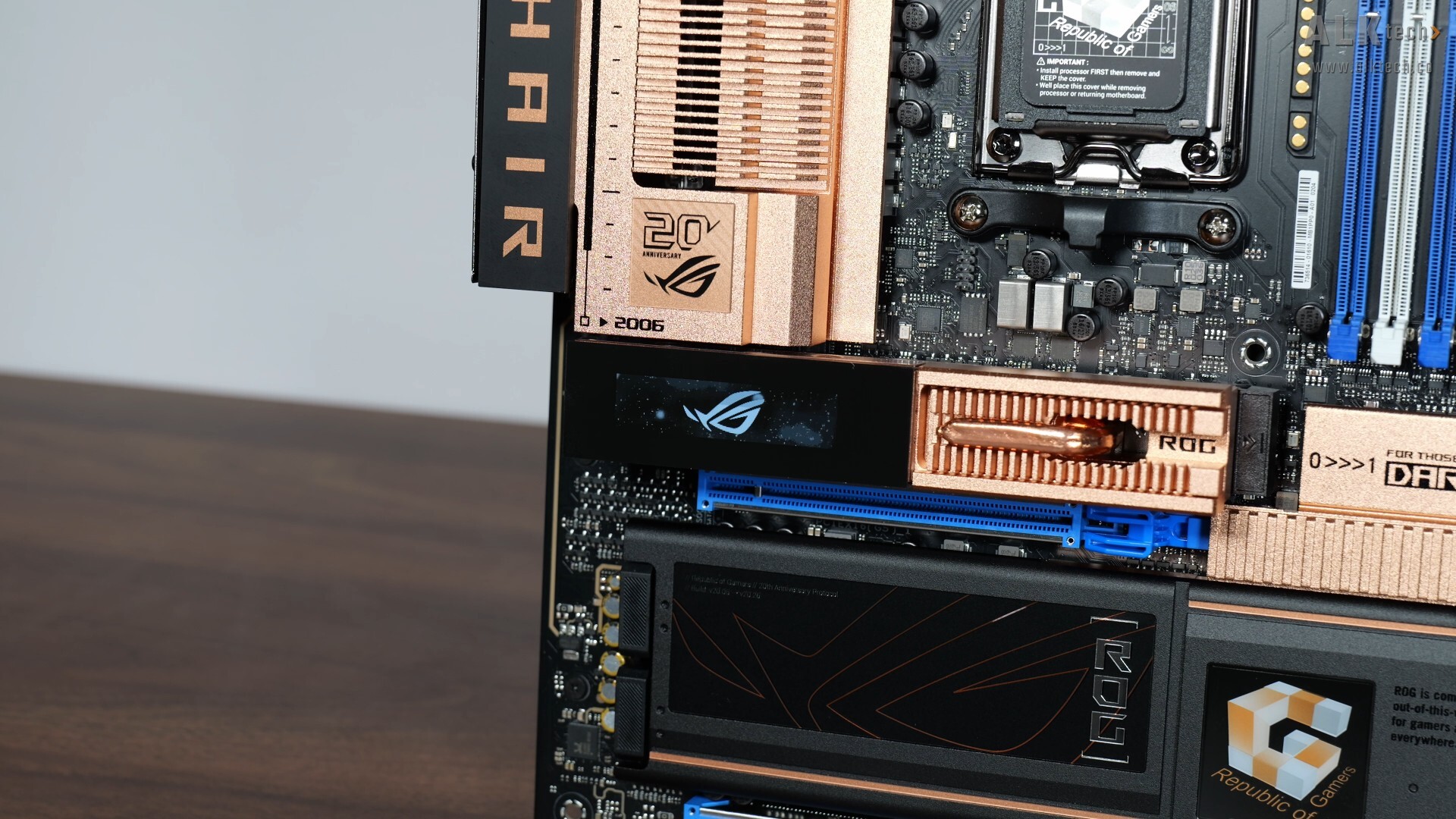 ASUS ROG CROSSHAIR 2006 LiveDash Display (1)