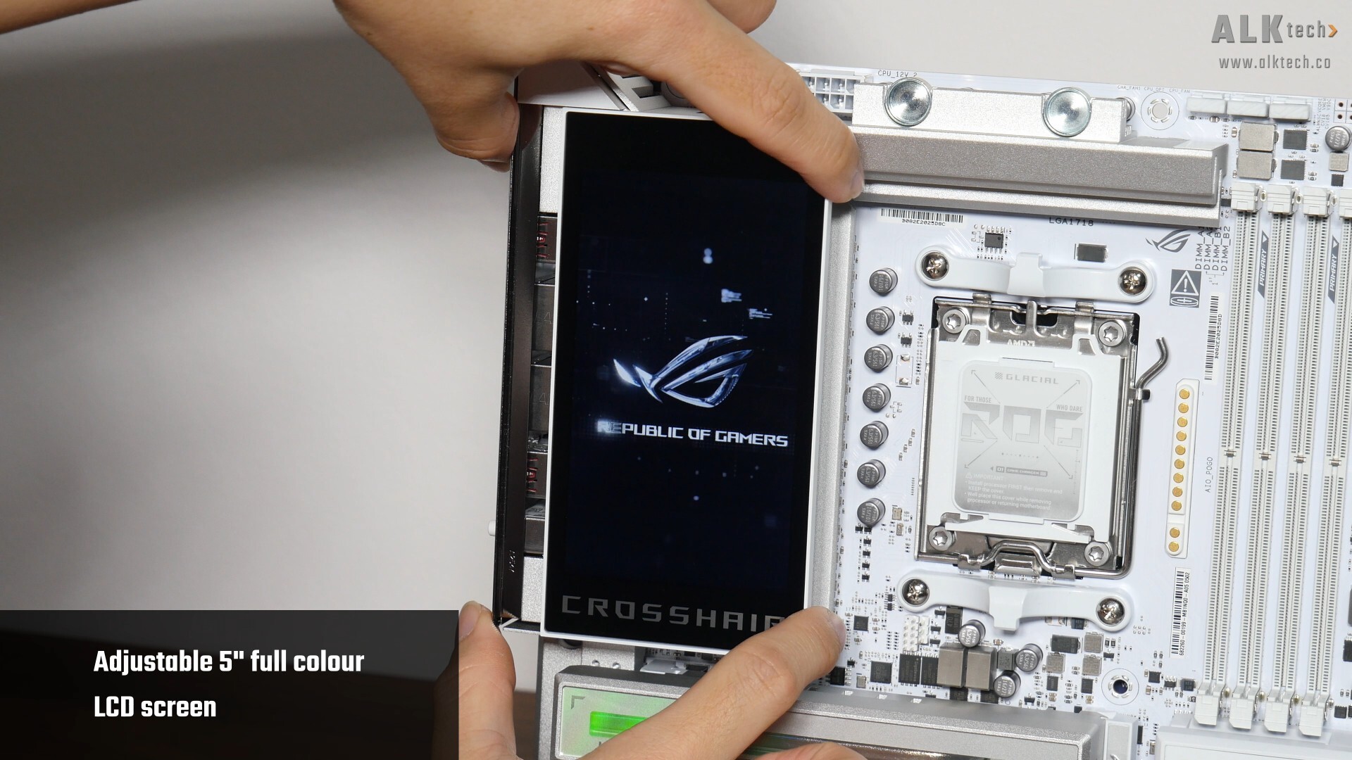  ASUS ROG CROSSHAIR X870E GLACIAL Adjustable LCD Screen (2)