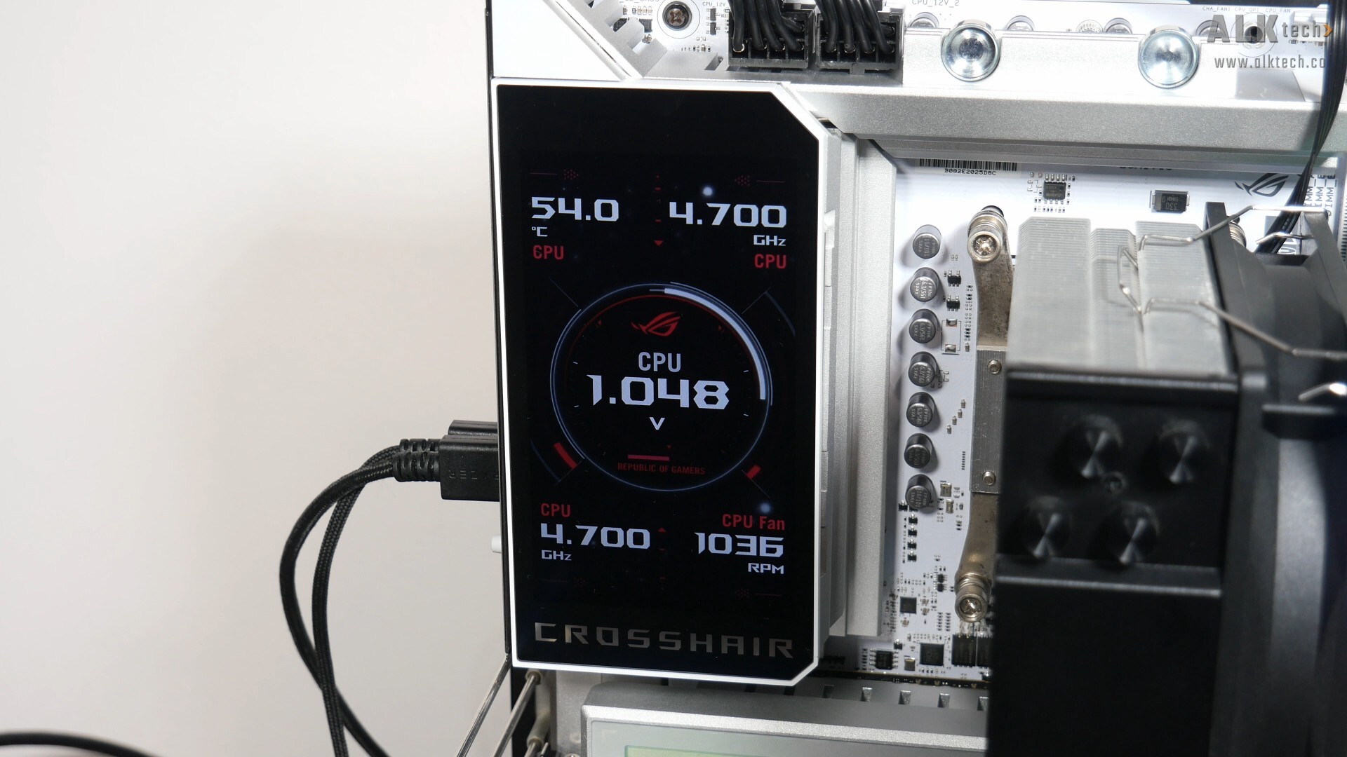  ASUS ROG CROSSHAIR X870E GLACIAL Adjustable LCD Screen (6)