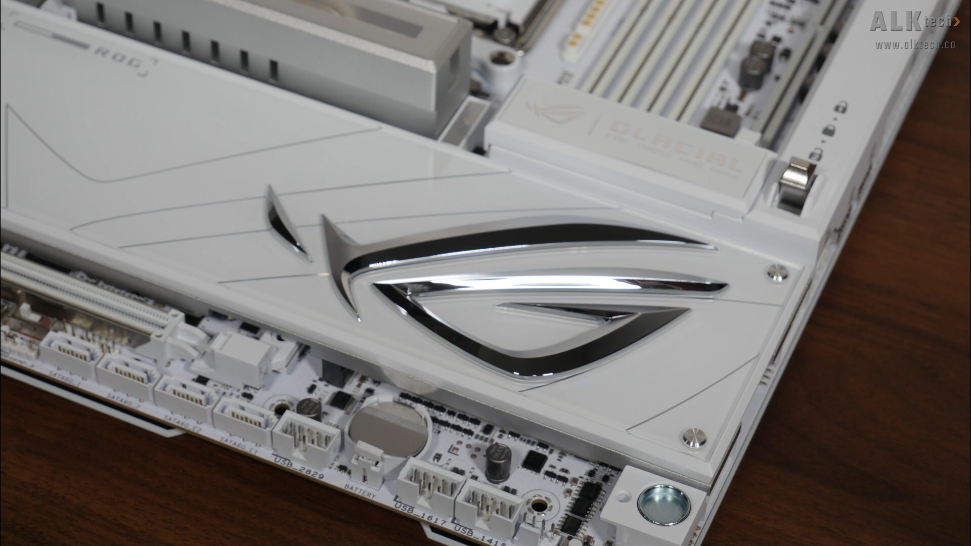 ASUS ROG CROSSHAIR X870E GLACIAL Aesthetics (ROG Emblem)