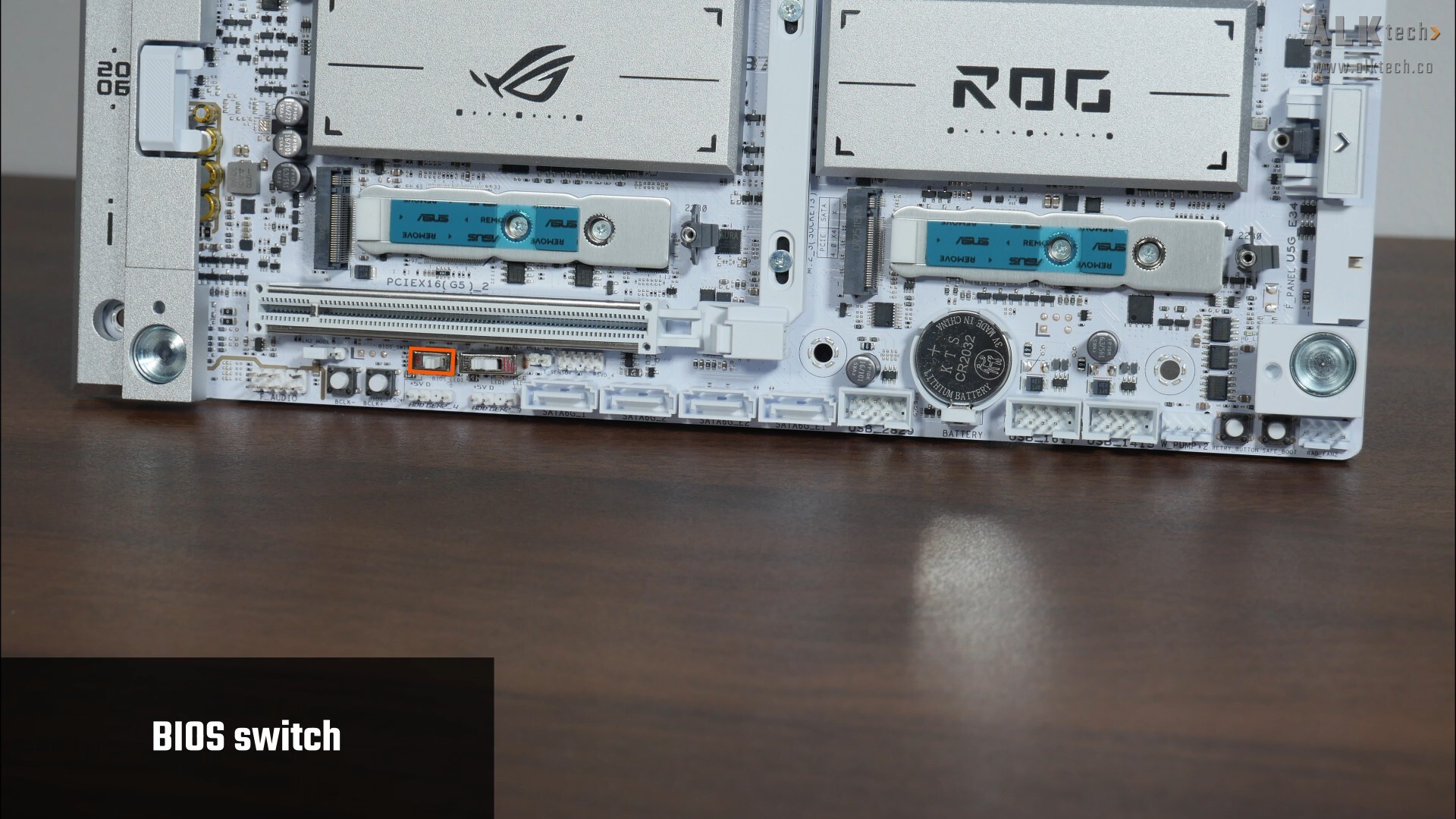  ASUS ROG CROSSHAIR X870E GLACIAL BIOS Switch