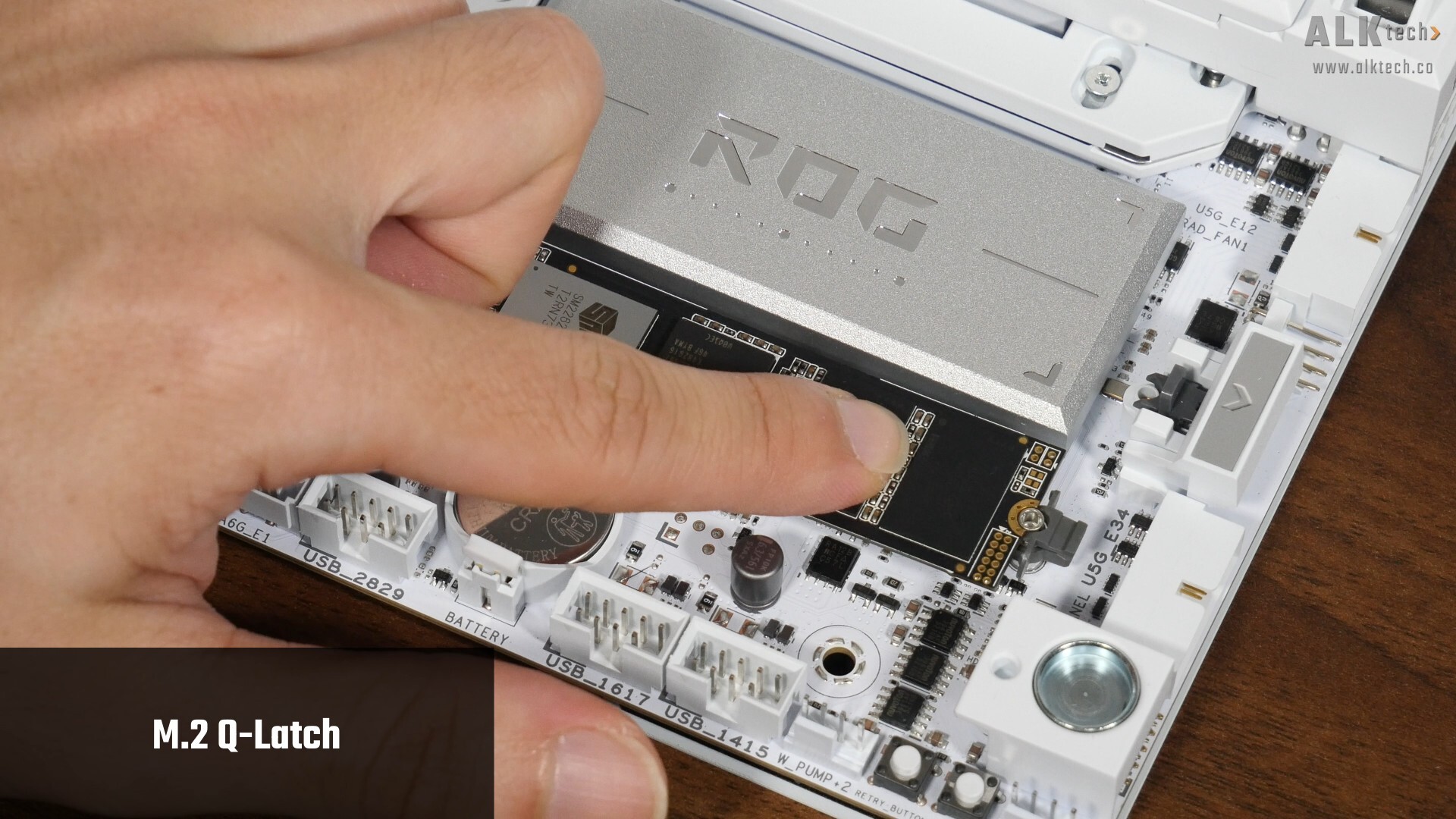  ASUS ROG CROSSHAIR X870E GLACIAL M.2 Q-Latch