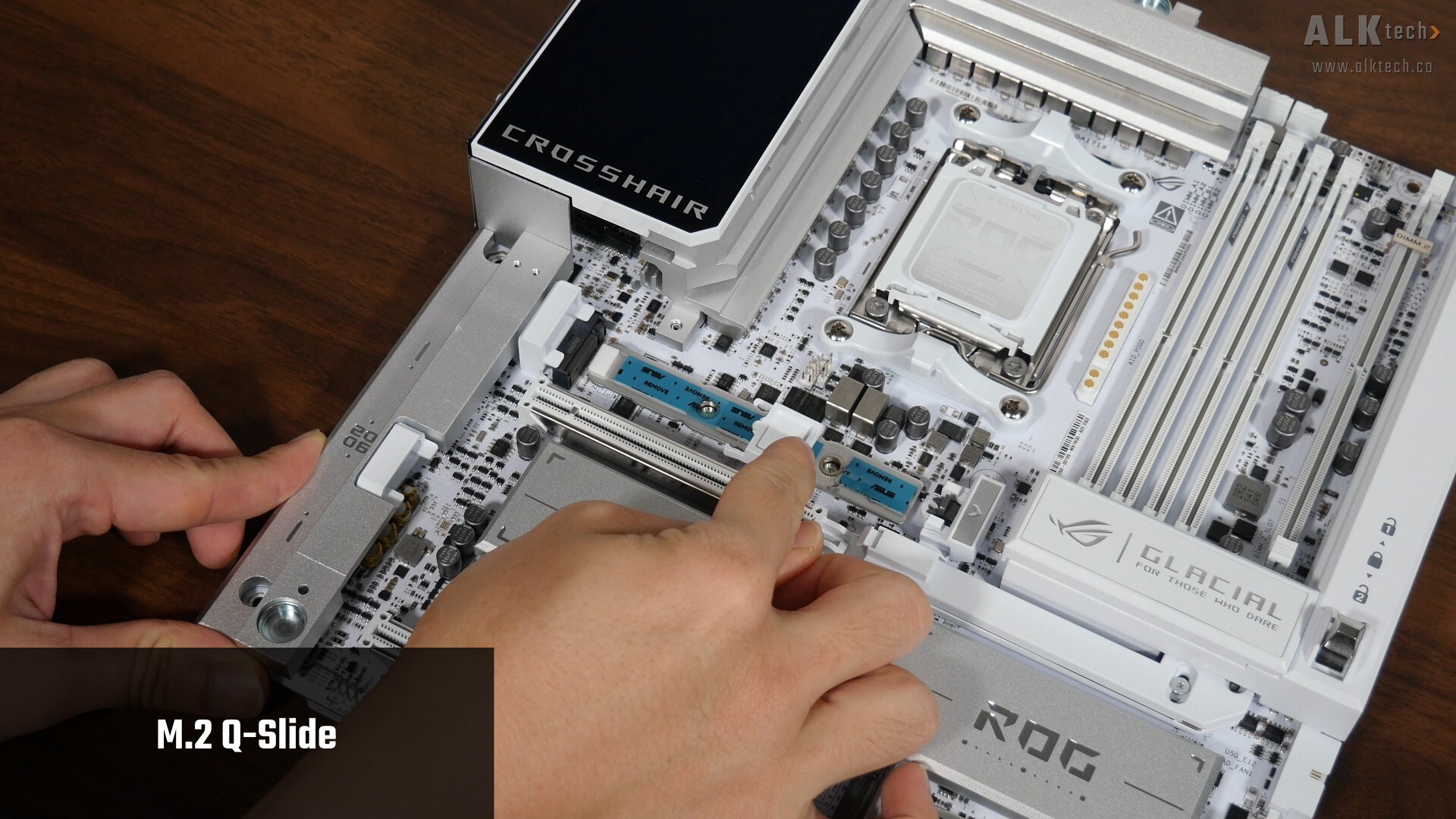  ASUS ROG CROSSHAIR X870E GLACIAL M.2 Q-Slide