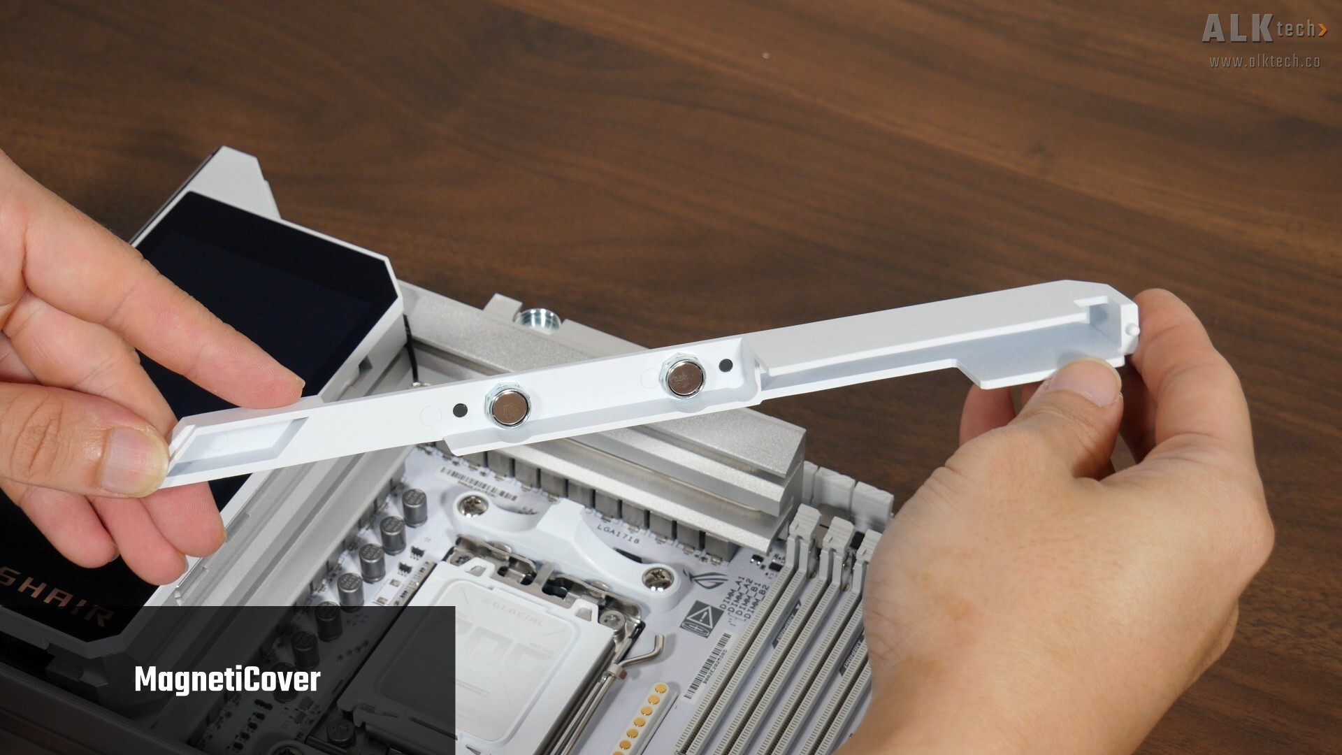 ASUS ROG CROSSHAIR X870E GLACIAL MagnetiCover (1)