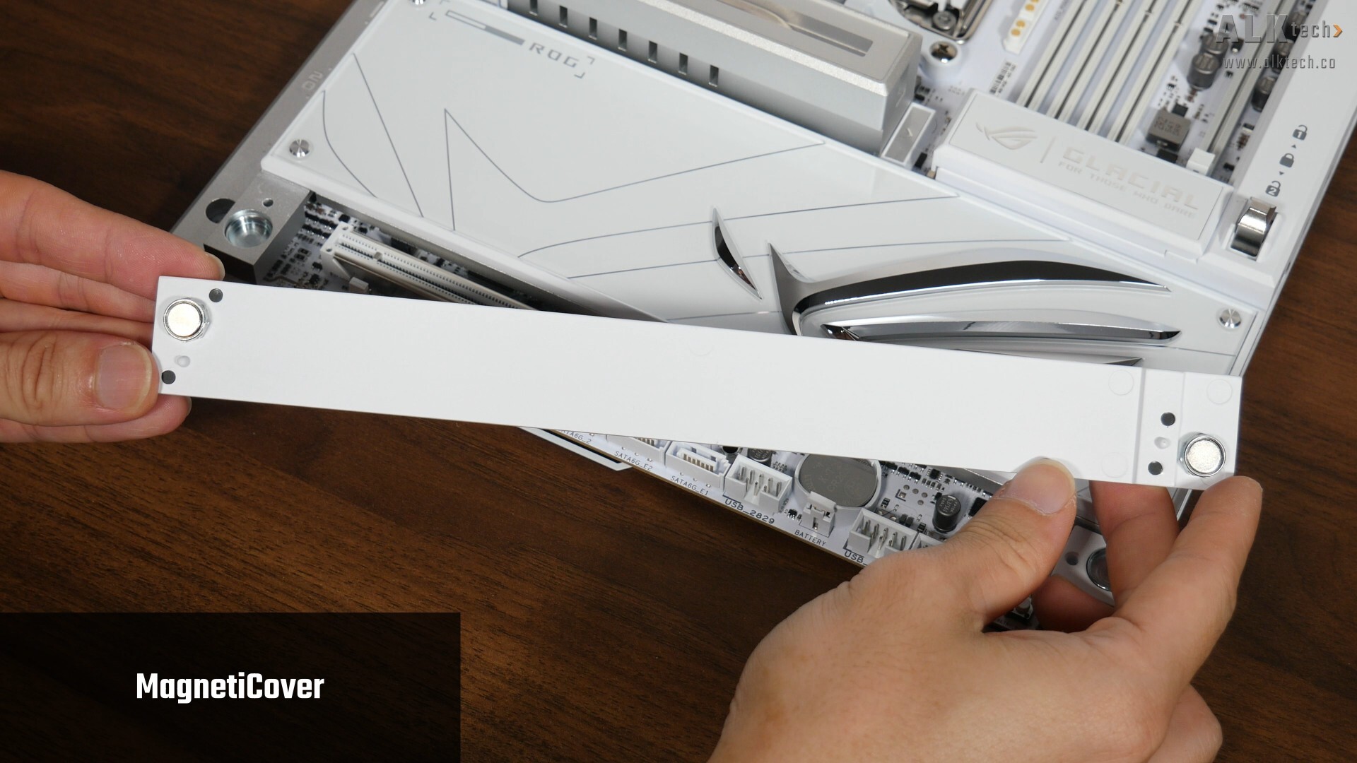 ASUS ROG CROSSHAIR X870E GLACIAL MagnetiCover (2)