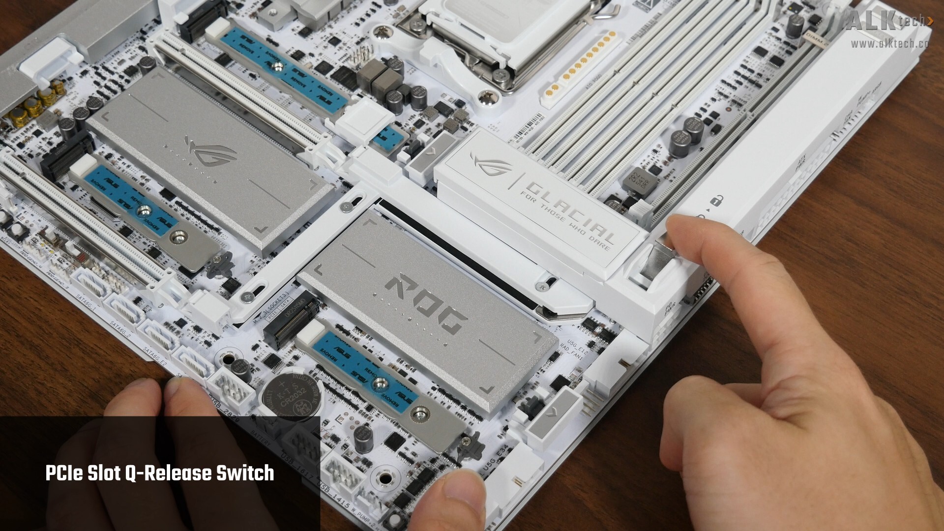  ASUS ROG CROSSHAIR X870E GLACIAL PCIe Slot Q-Release Switch