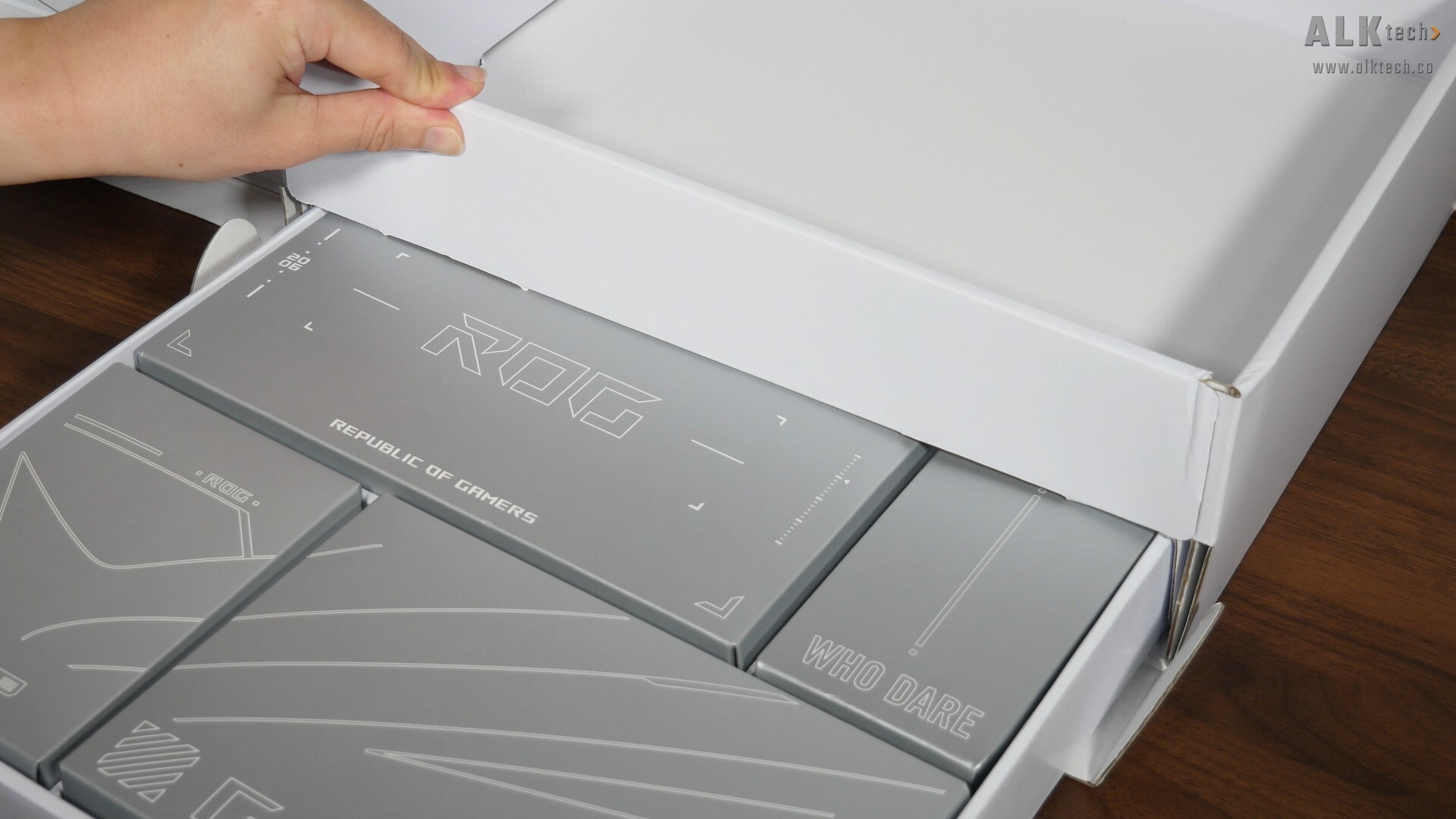 ASUS ROG CROSSHAIR X870E GLACIAL Packaging (Accessory Drawer)