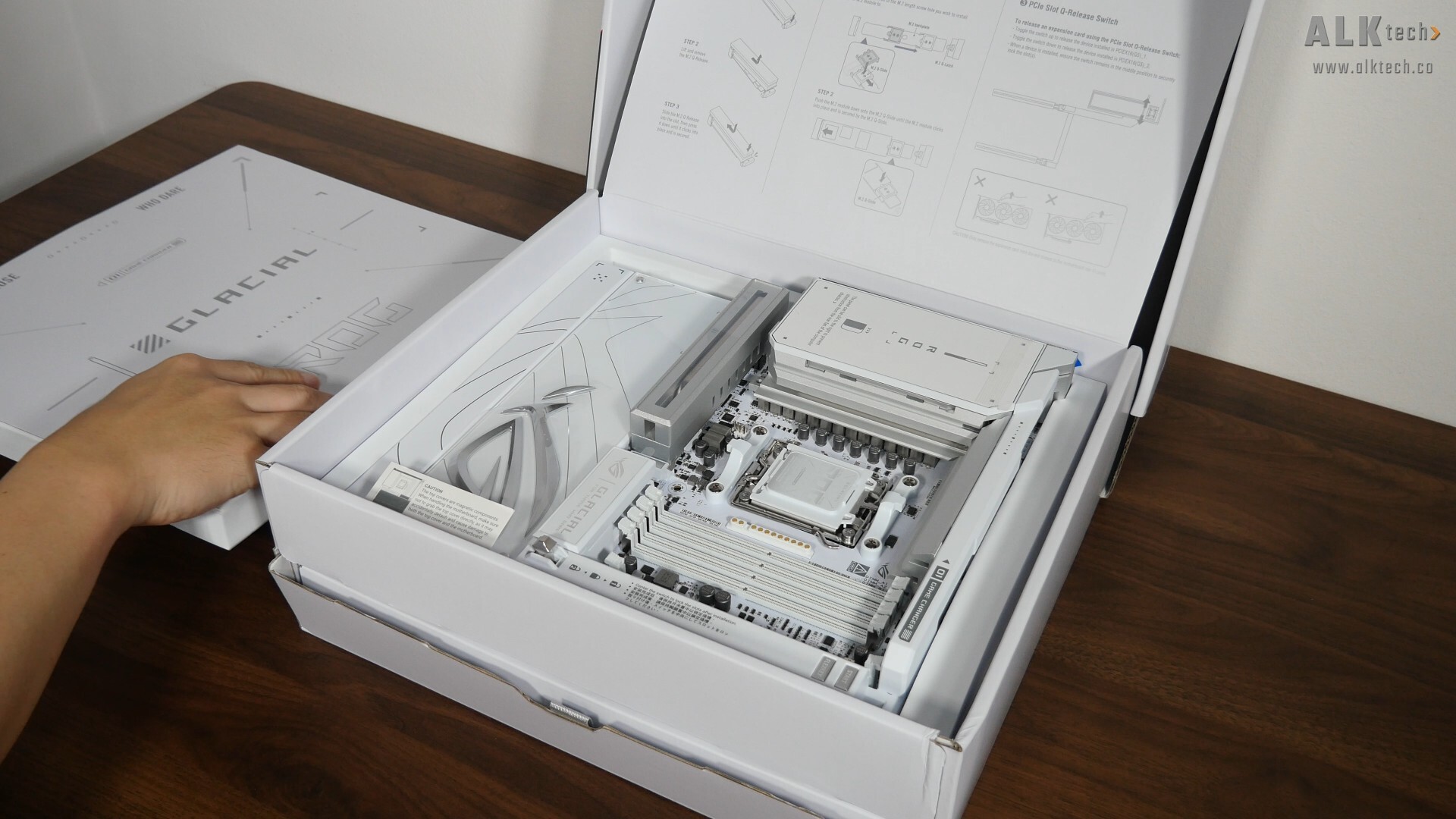 ASUS ROG CROSSHAIR X870E GLACIAL Packaging (Divider)