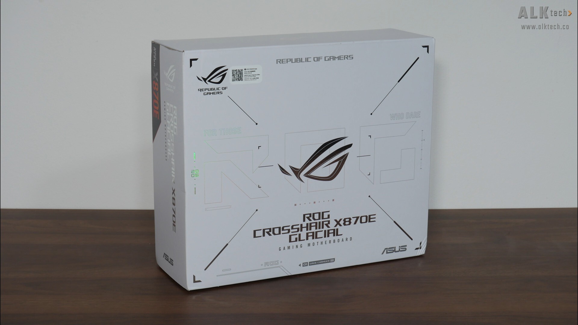 ASUS ROG CROSSHAIR X870E GLACIAL Packaging (Front)