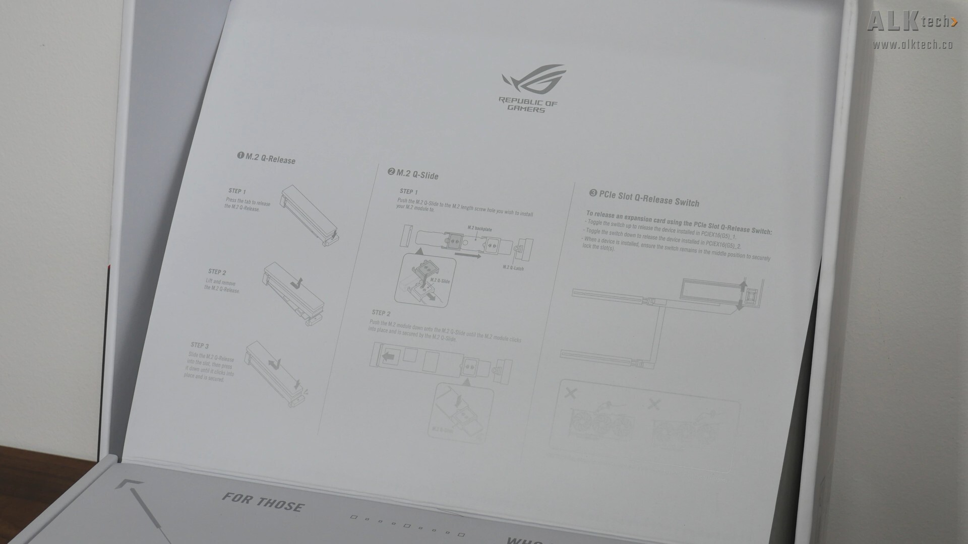 ASUS ROG CROSSHAIR X870E GLACIAL Packaging (Lid Features)