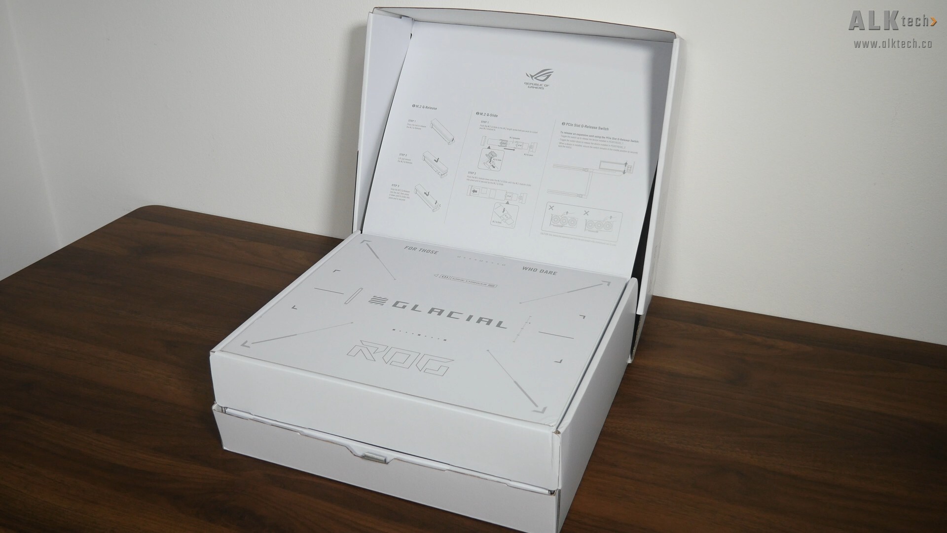 ASUS ROG CROSSHAIR X870E GLACIAL Packaging (Lid)