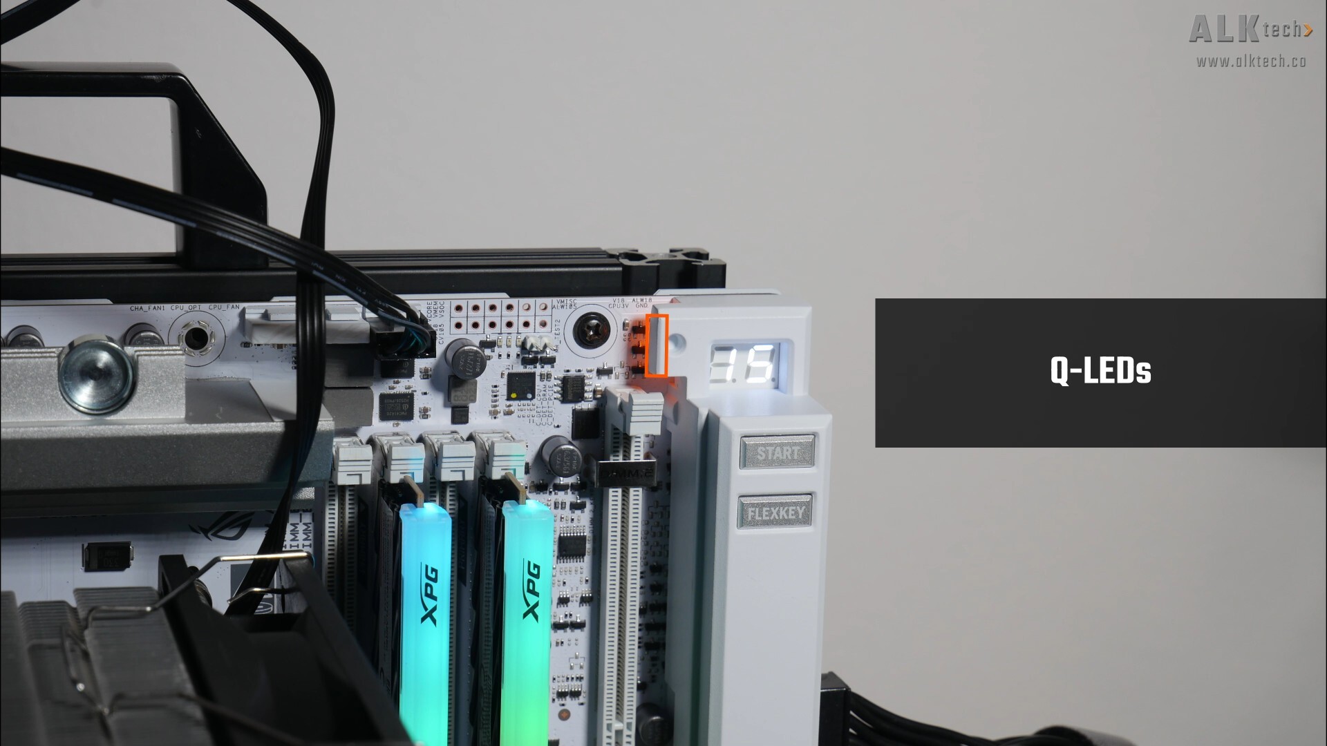  ASUS ROG CROSSHAIR X870E GLACIAL Q-LEDs (2)