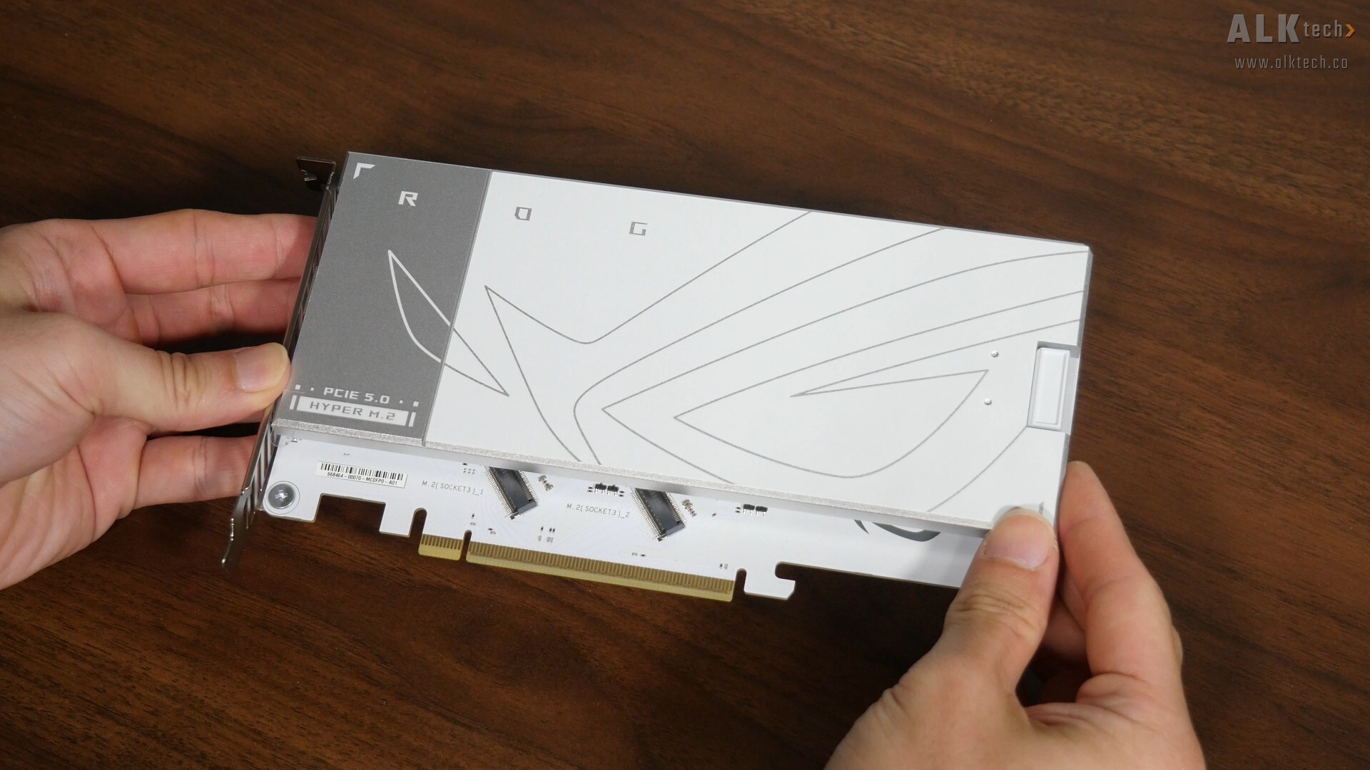  ASUS ROG CROSSHAIR X870E GLACIAL ROG Hyper M.2 Card (1)