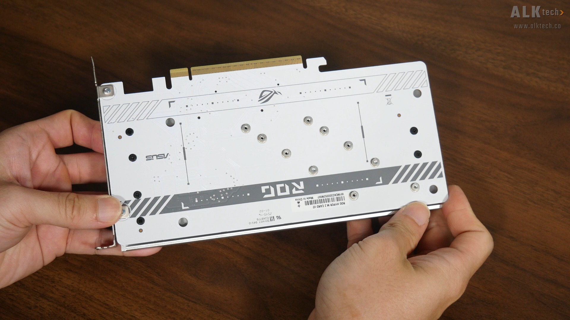  ASUS ROG CROSSHAIR X870E GLACIAL ROG Hyper M.2 Card (2)