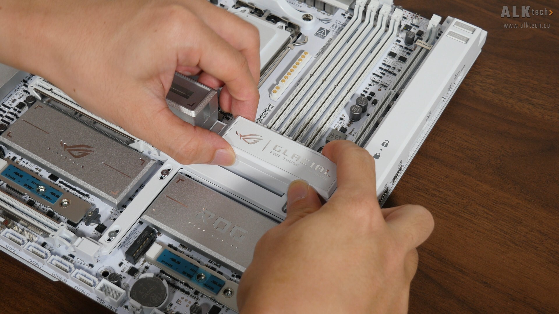  ASUS ROG CROSSHAIR X870E GLACIAL ROG Memory Q-Fan (1)