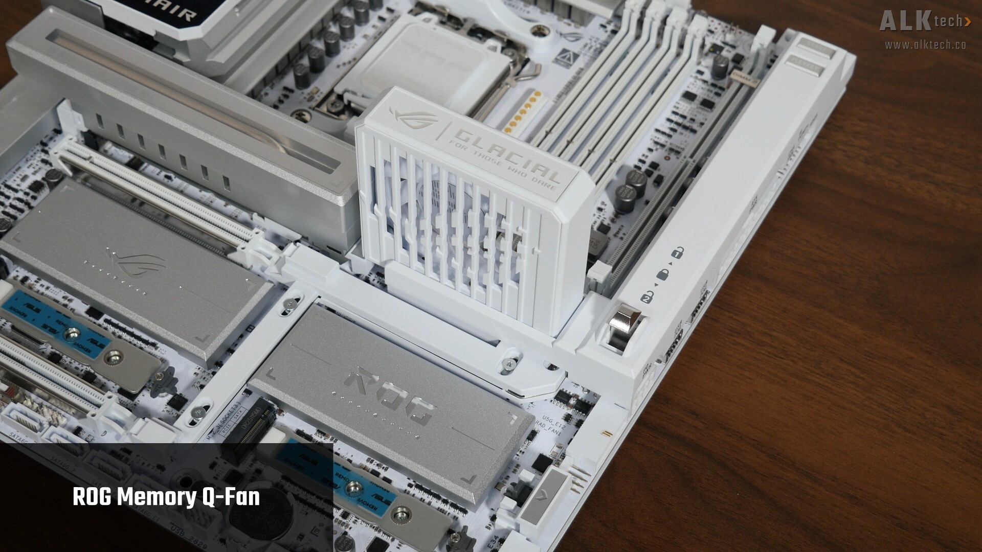  ASUS ROG CROSSHAIR X870E GLACIAL ROG Memory Q-Fan (2)