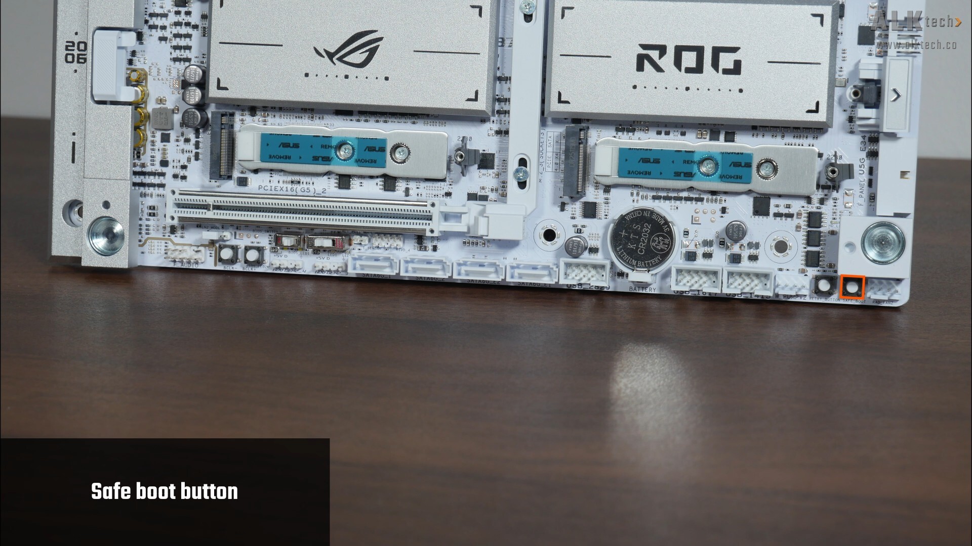  ASUS ROG CROSSHAIR X870E GLACIAL Safe Boot Button