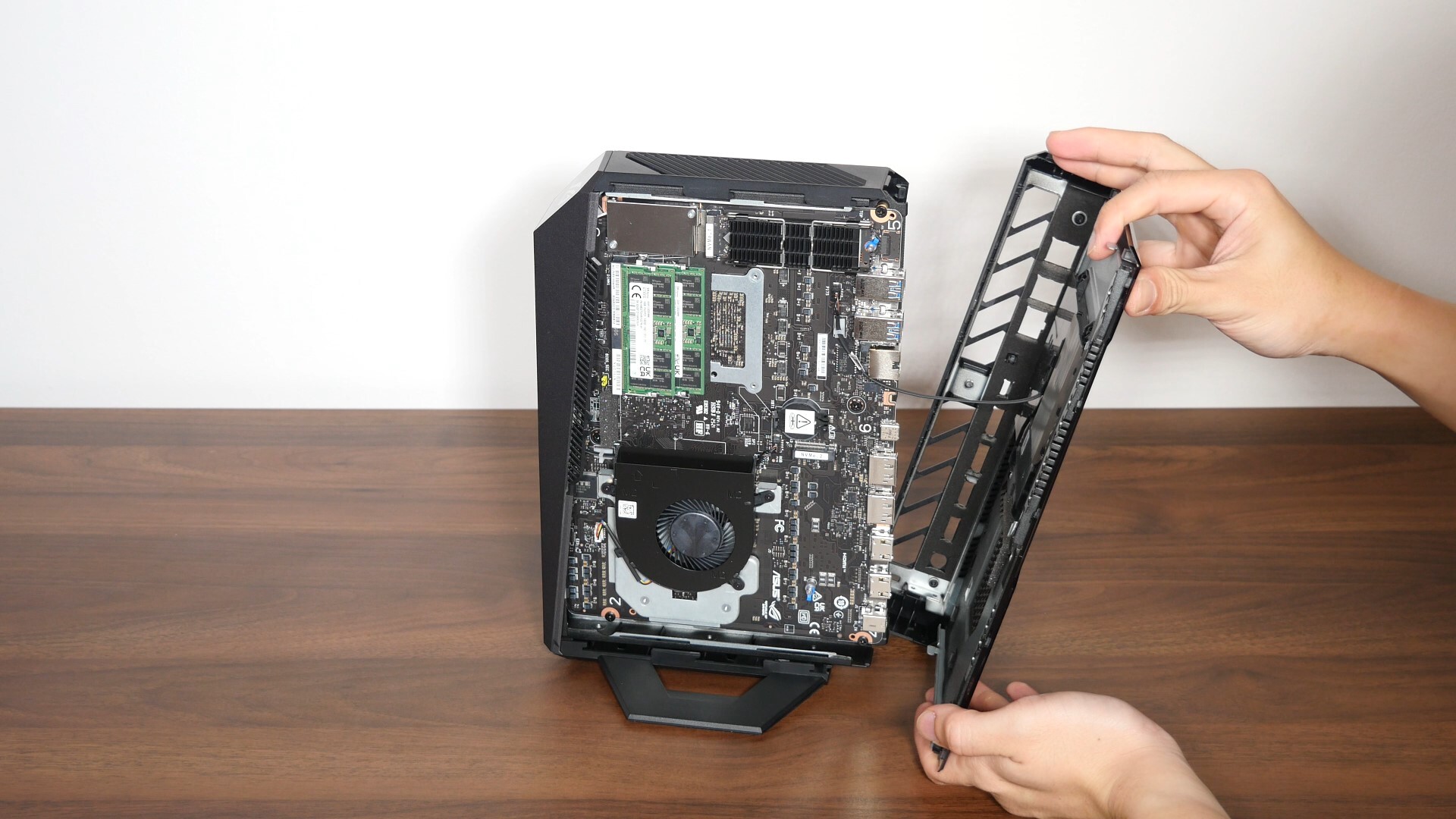 ASUS ROG NUC (2025) Service Access (3)