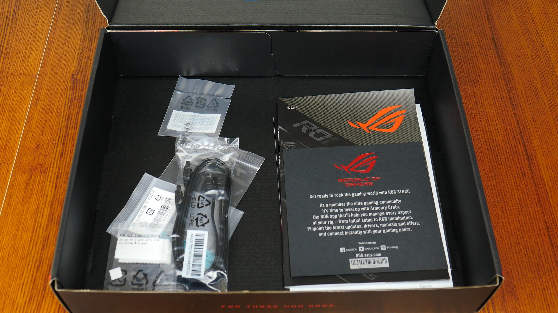 ASUS ROG STRIX B650E-F GAMING WIFI Accessories