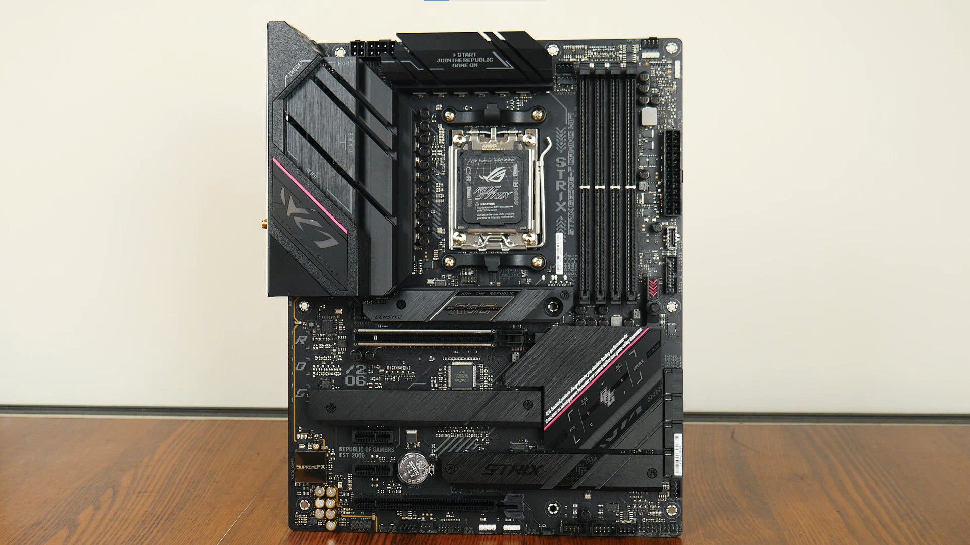 ASUS ROG STRIX B650E-F GAMING WIFI Aesthetics (1)