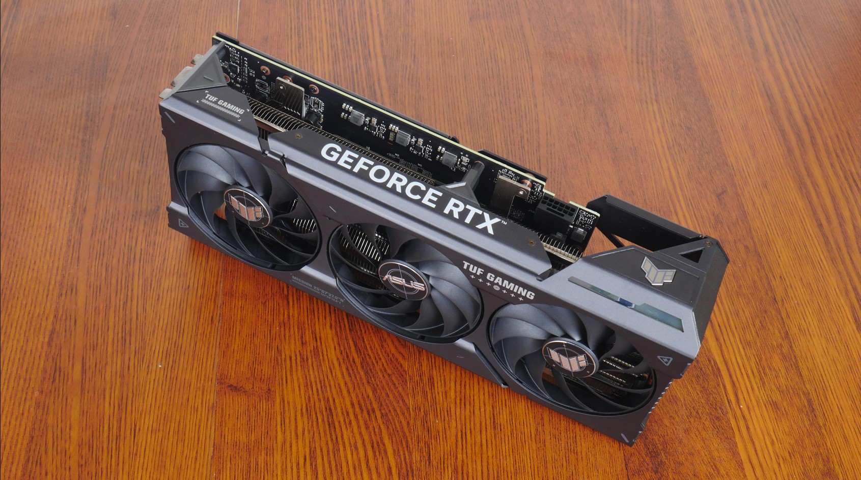 ASUS TUF Gaming GeForce RTX 4070 SUPER 12GB GDDR6X OC Edition Aesthetics (Top)