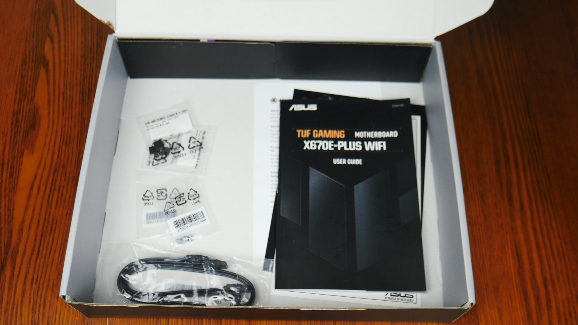 ASUS TUF GAMING X670E-PLUS WIFI Contents
