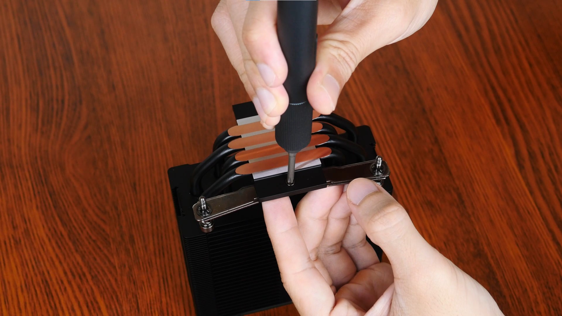 Cooler Master Hyper 212 Halo Black AM4 Bracket Installation