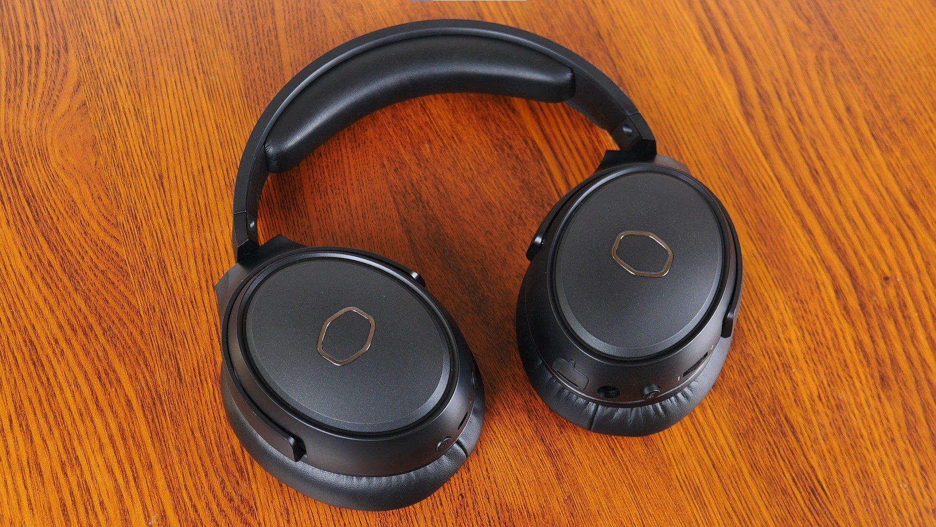 Cooler Master MH670 Wireless Gaming Headset Aesthetics (1)