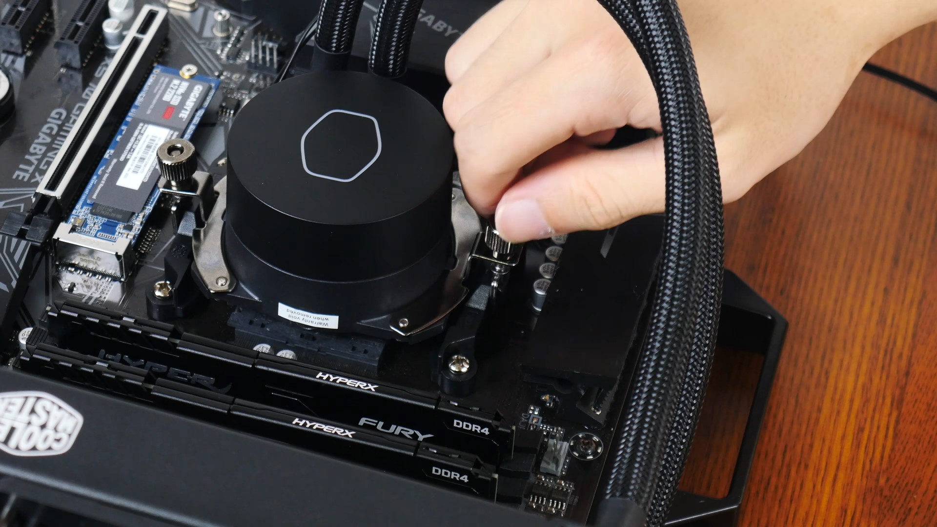 Cooler Master MasterLiquid ML240L V2 ARGB Pump Mounting