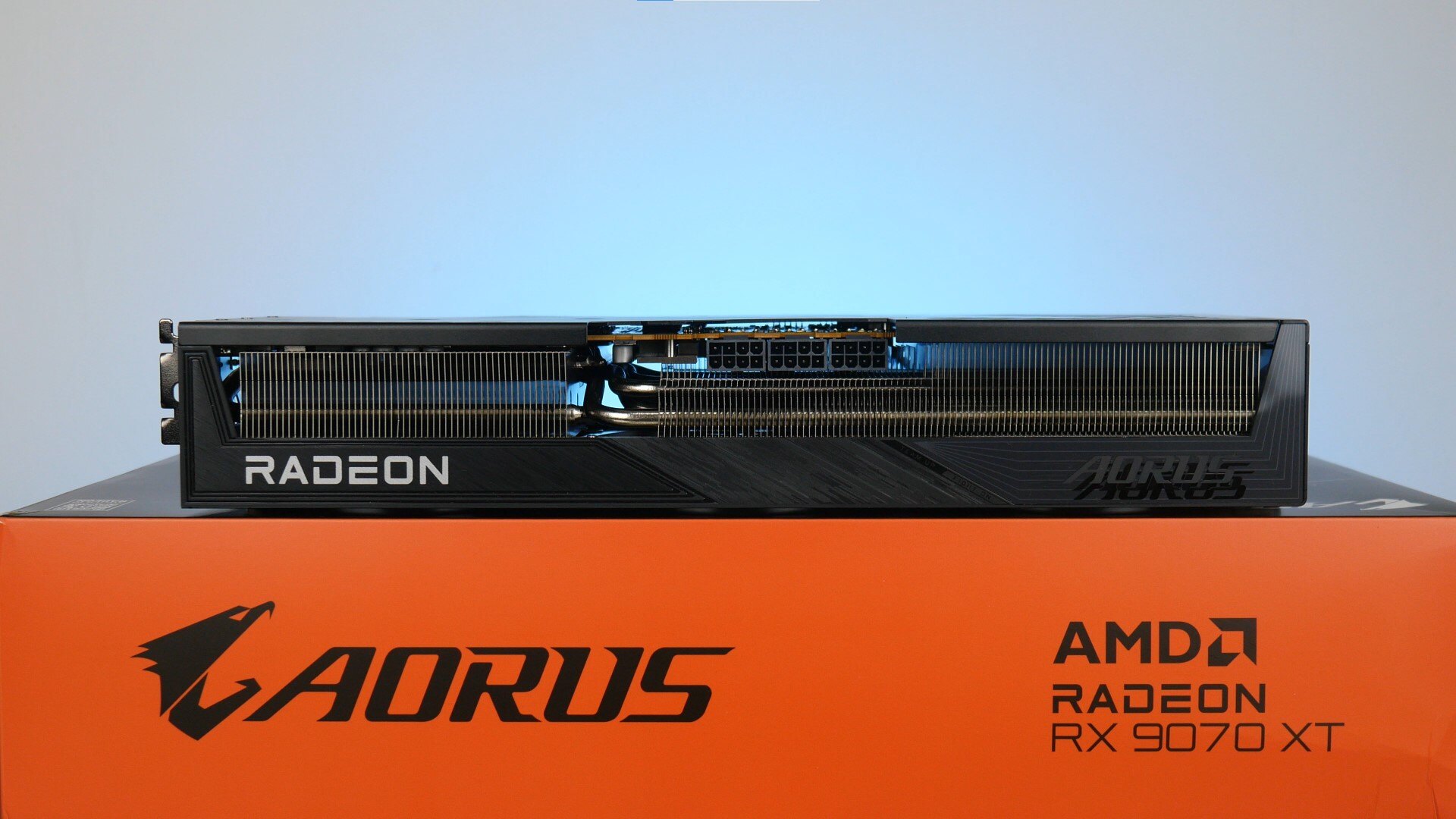 Gigabyte AORUS Radeon RX 9070 XT ELITE 16G Aesthetics (Long Edge Top)
