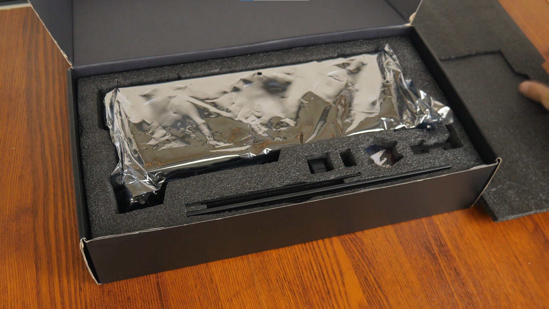 Gigabyte AORUS Radeon RX 9070 XT ELITE 16G Packaging (Contents)