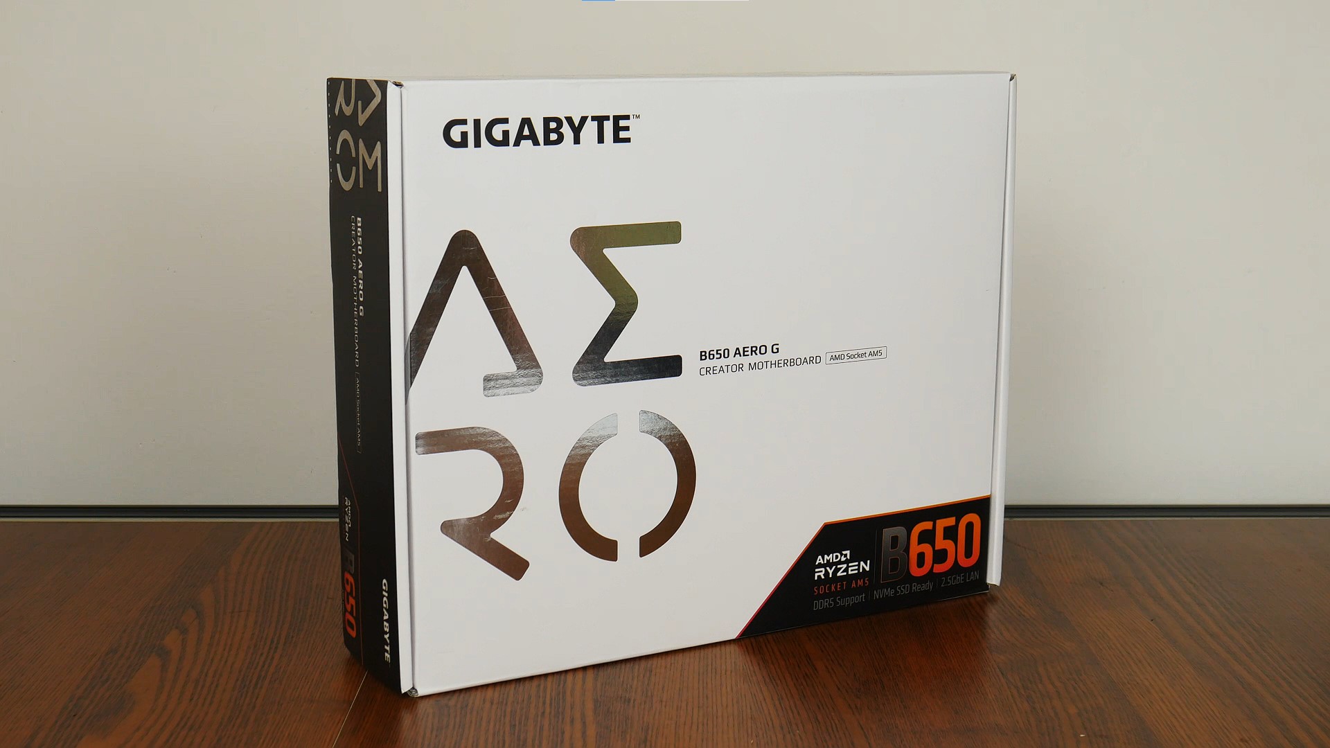 Gigabyte B650 AERO G Packaging (Front)