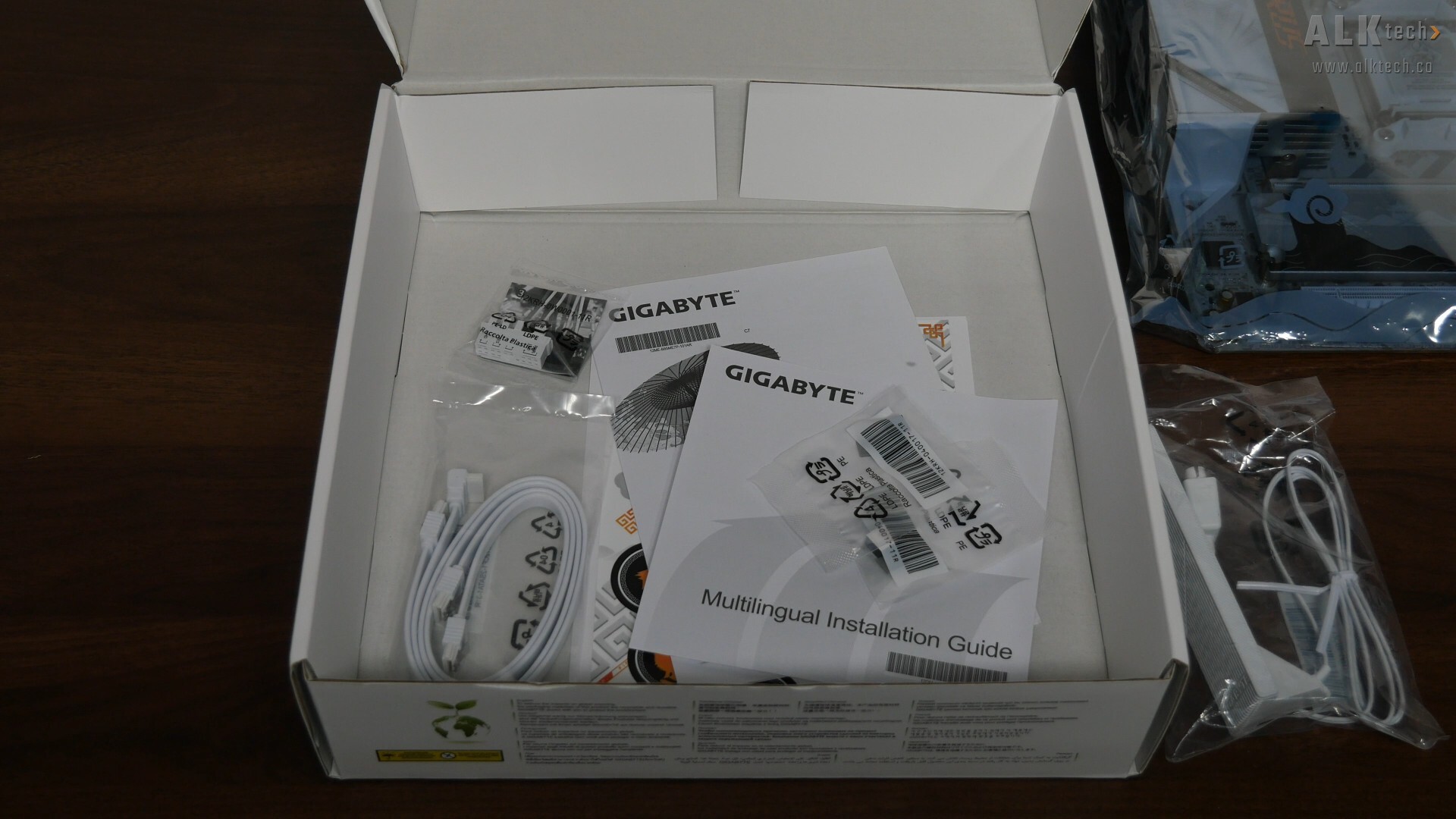 Gigabyte B850M AORUS ELITE WIFI7 ICE-P Packaging (Accessories)