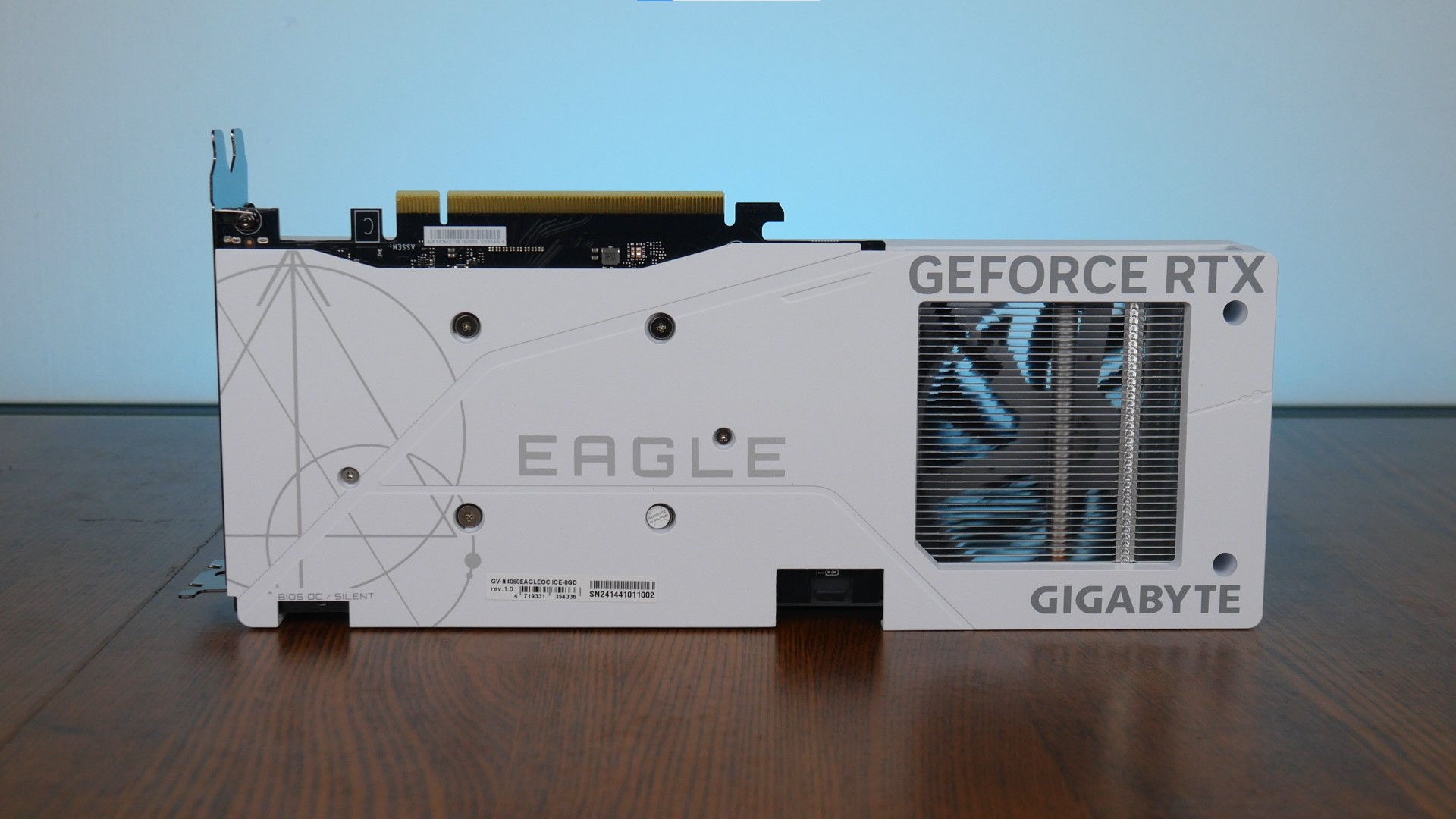 Gigabyte GeForce RTX 4060 EAGLE OC ICE 8G Aesthetics (2)