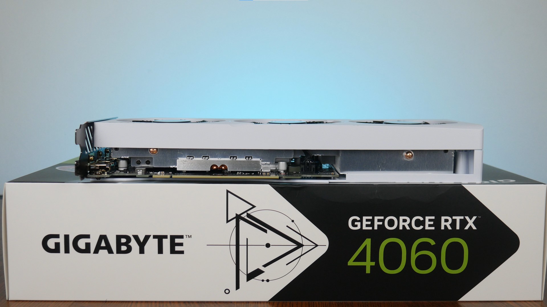 Gigabyte GeForce RTX 4060 EAGLE OC ICE 8G Aesthetics (4)