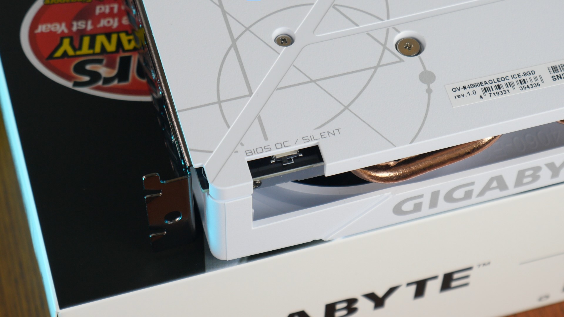 Gigabyte GeForce RTX 4060 EAGLE OC ICE 8G Dual BIOS Switch