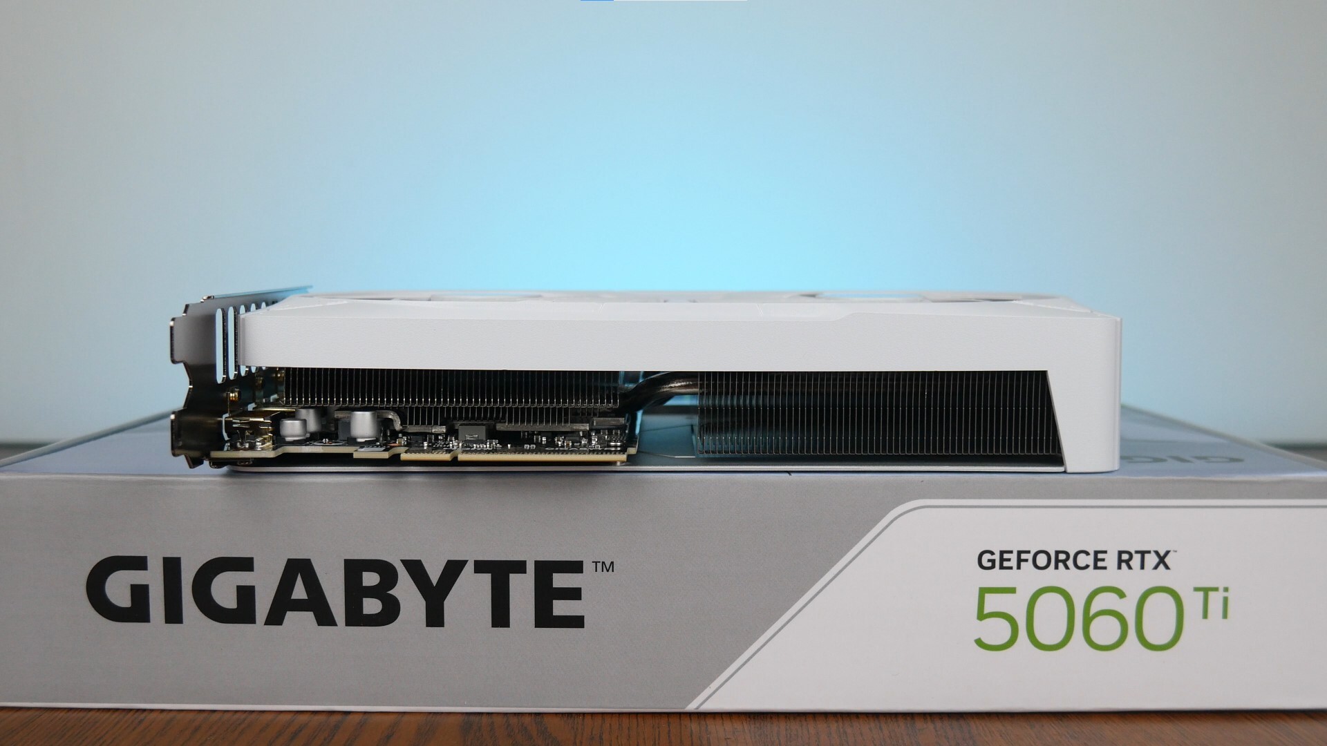 Gigabyte GeForce RTX 5060 Ti EAGLE OC ICE 16G Aesthetics (Long Edge Bottom)
