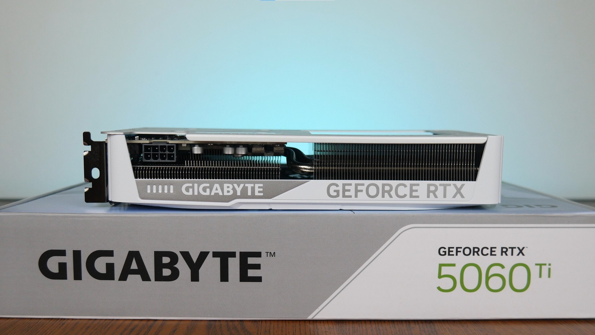 Gigabyte GeForce RTX 5060 Ti EAGLE OC ICE 16G Aesthetics (Long Edge Top)