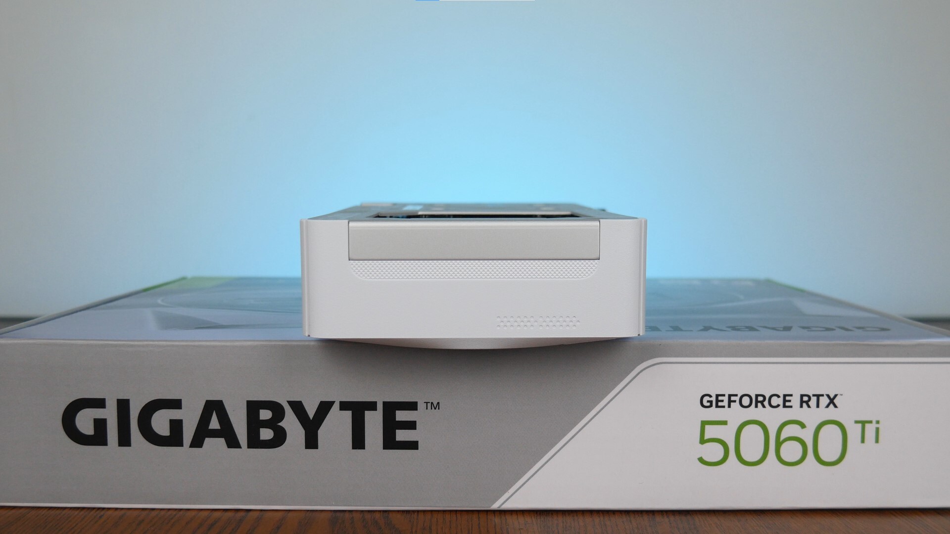 Gigabyte GeForce RTX 5060 Ti EAGLE OC ICE 16G Aesthetics (Short Edge)