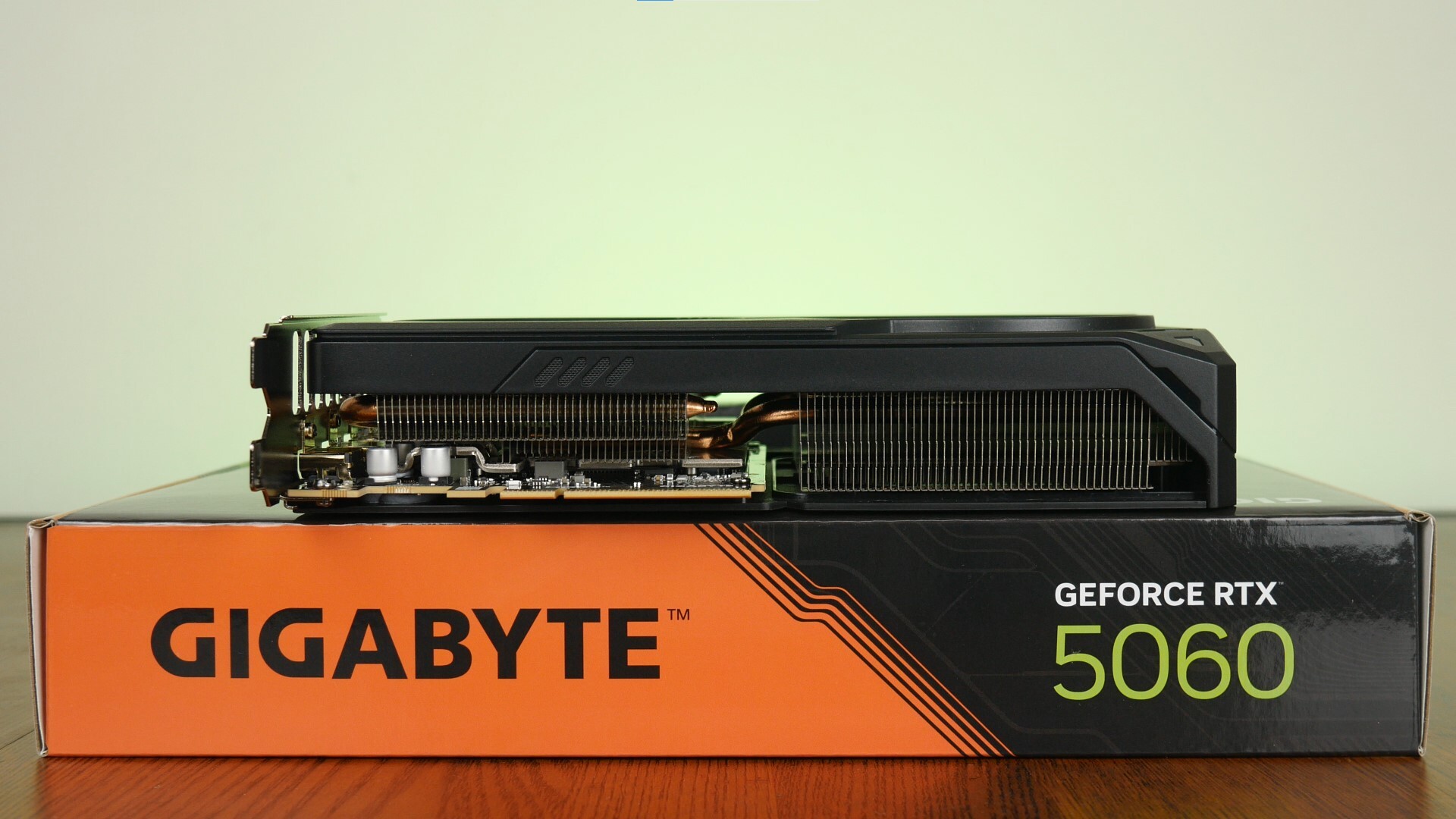 Gigabyte GeForce RTX 5060 WINDFORCE OC 8G Aesthetics (Long Edge Bottom)