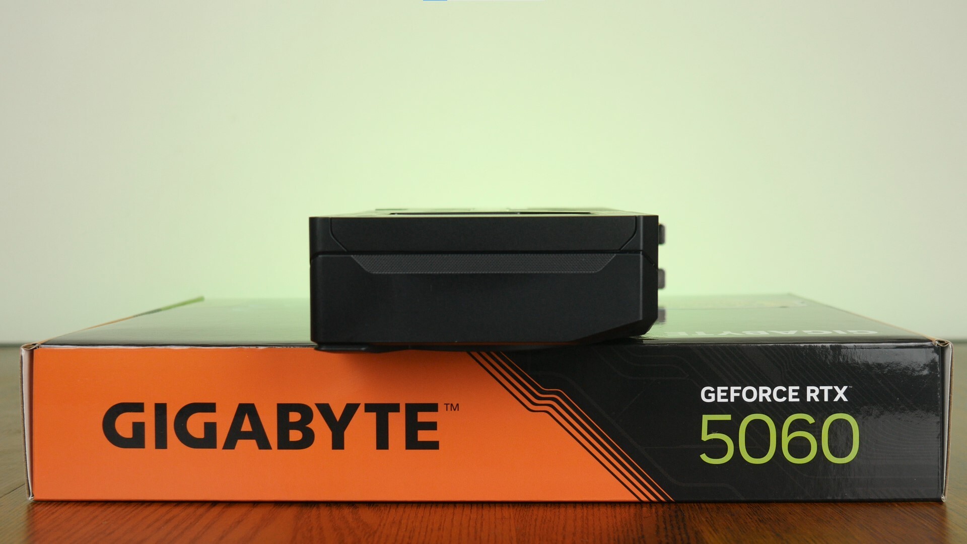 Gigabyte GeForce RTX 5060 WINDFORCE OC 8G Aesthetics (Short Edge)