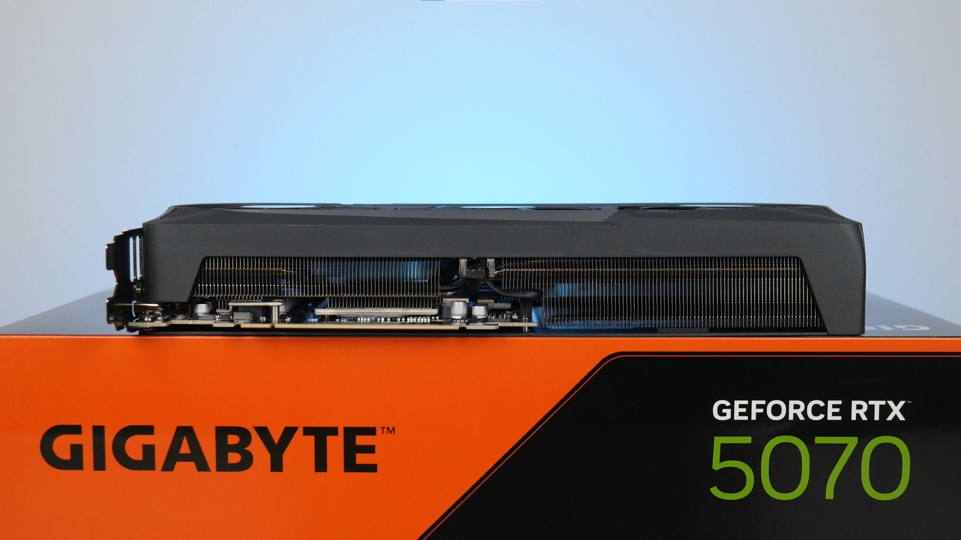Gigabyte GeForce RTX 5070 EAGLE OC SFF 12G Aesthetics (Bottom)