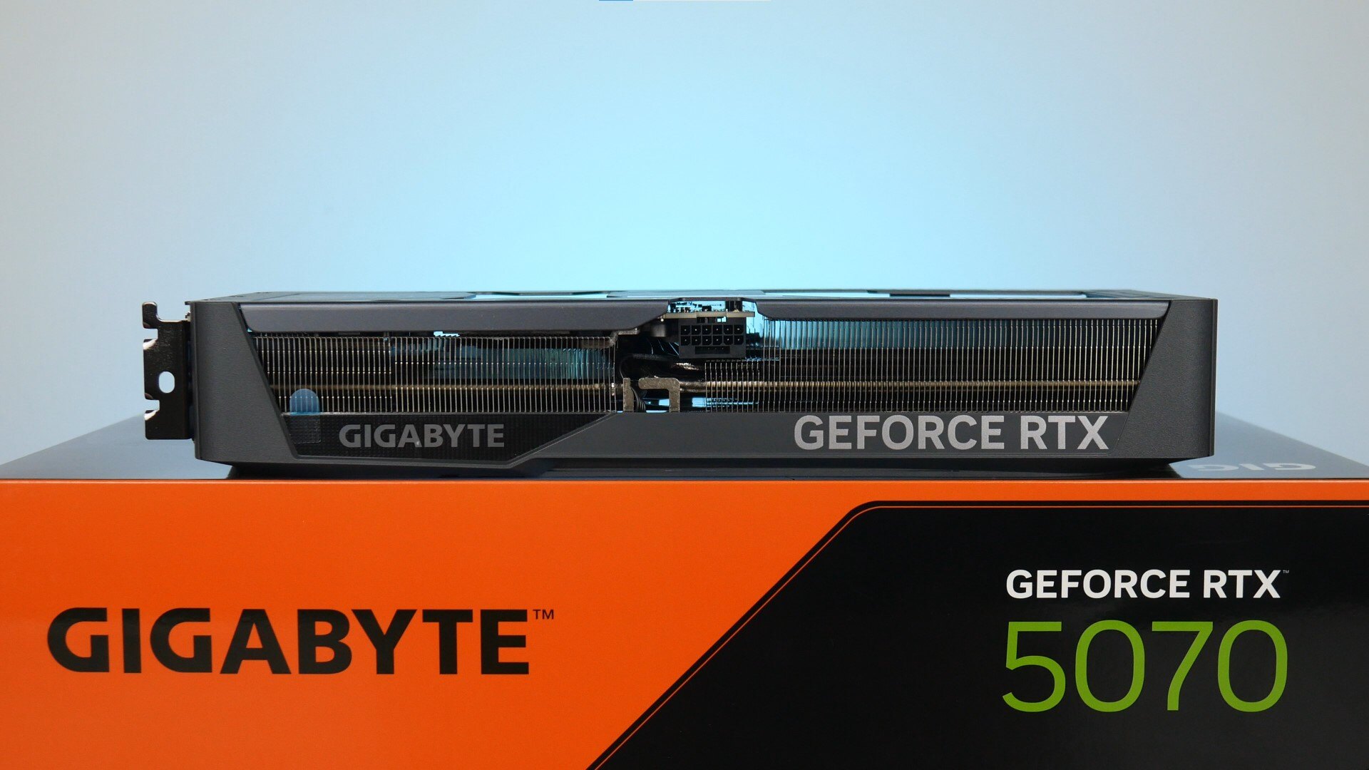 Gigabyte GeForce RTX 5070 EAGLE OC SFF 12G Aesthetics (Side)