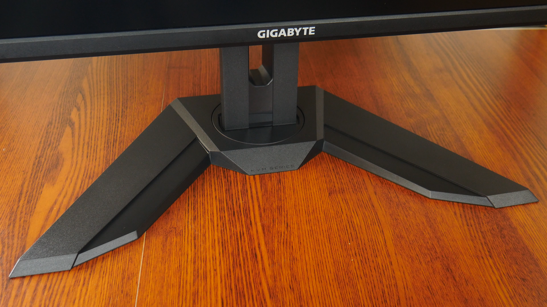 Gigabyte M32U Stand