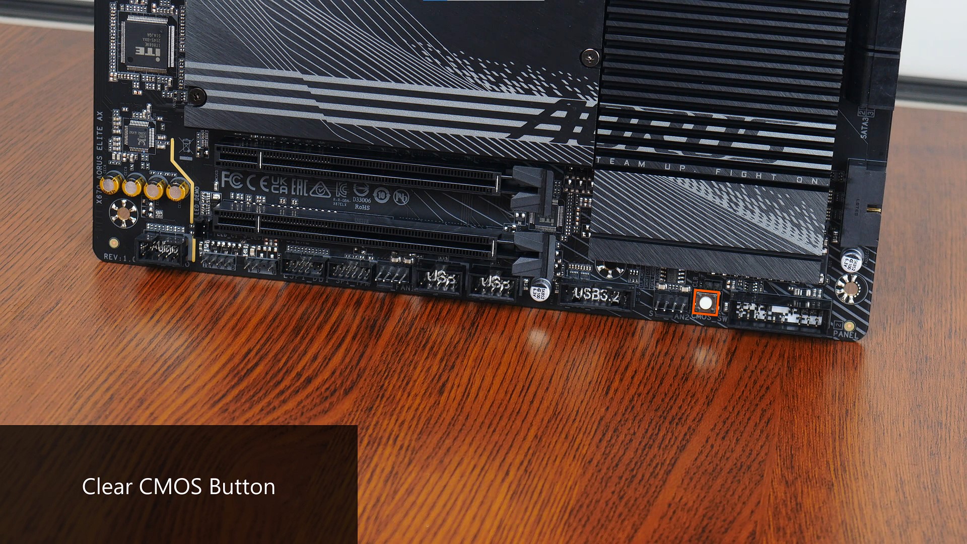 Gigabyte X670 AORUS ELITE AX Clear CMOS Button