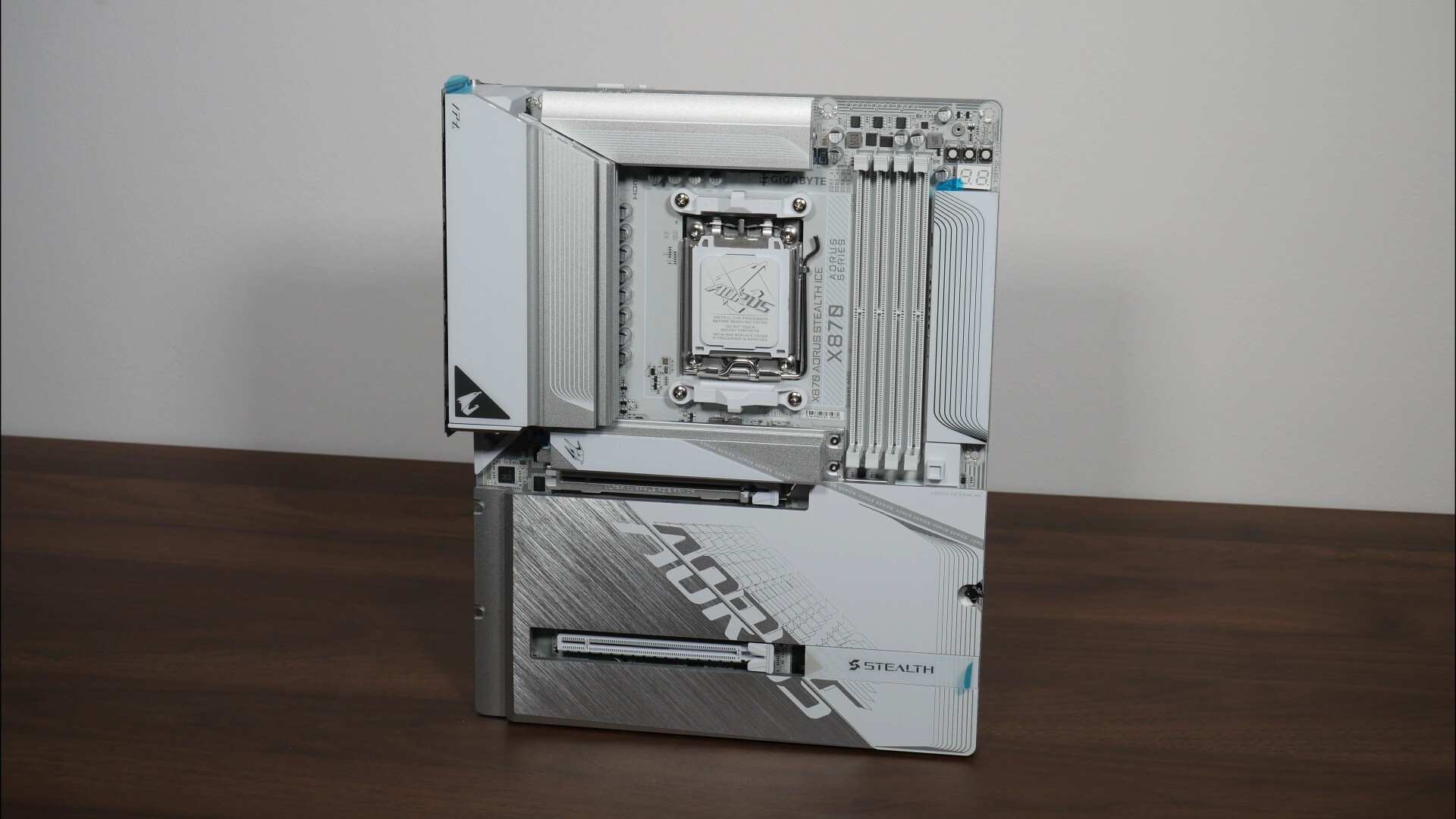 Gigabyte X870 AORUS STEALTH ICE Aesthetics (Front)