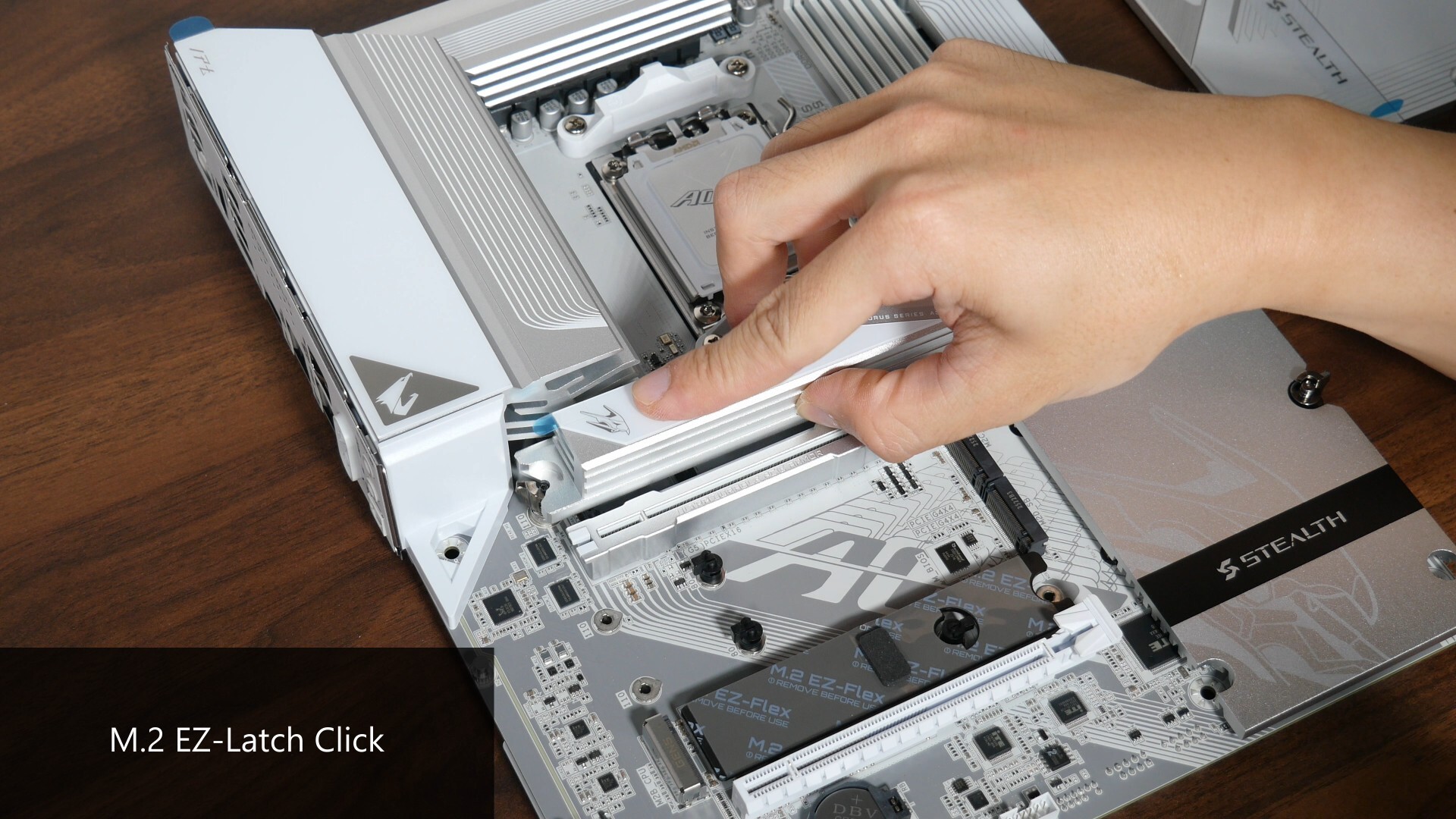 Gigabyte X870 AORUS STEALTH ICE M.2 EZ-Latch Click